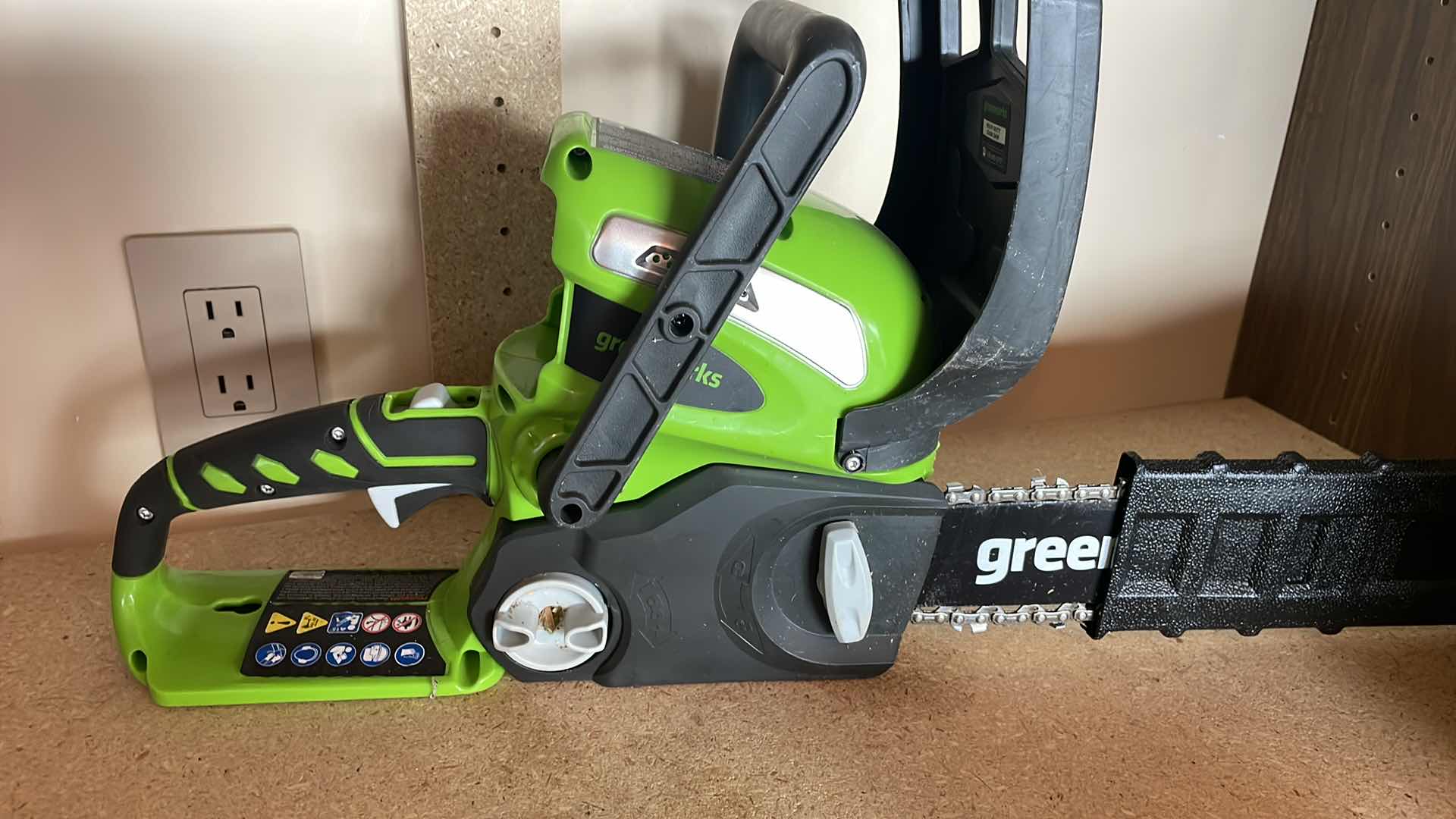 Photo 3 of GREEN WORKS 40v CHAINSAW 12” WITH BATTERY AND CHARGER