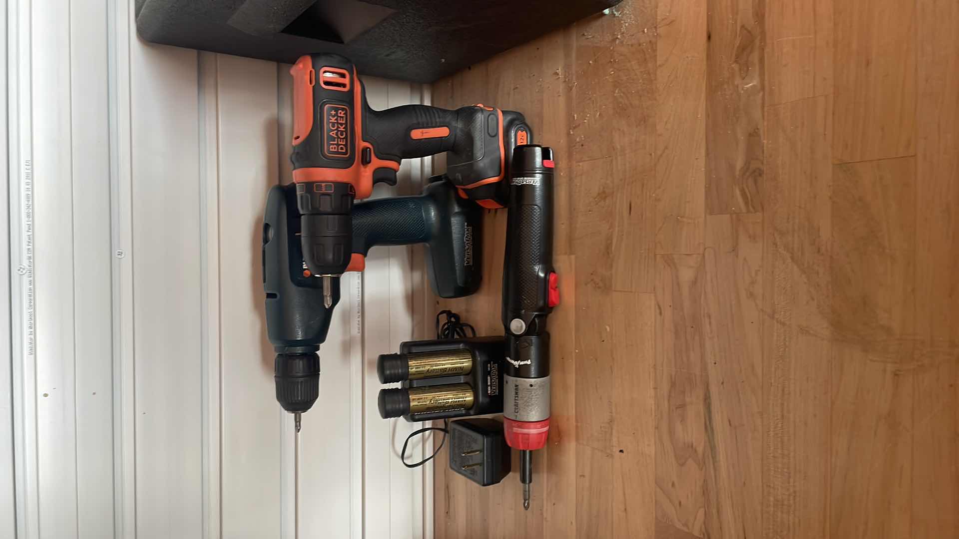 Photo 1 of CRAFTSMAN AND BLACK & DECKER SCREW GUNS