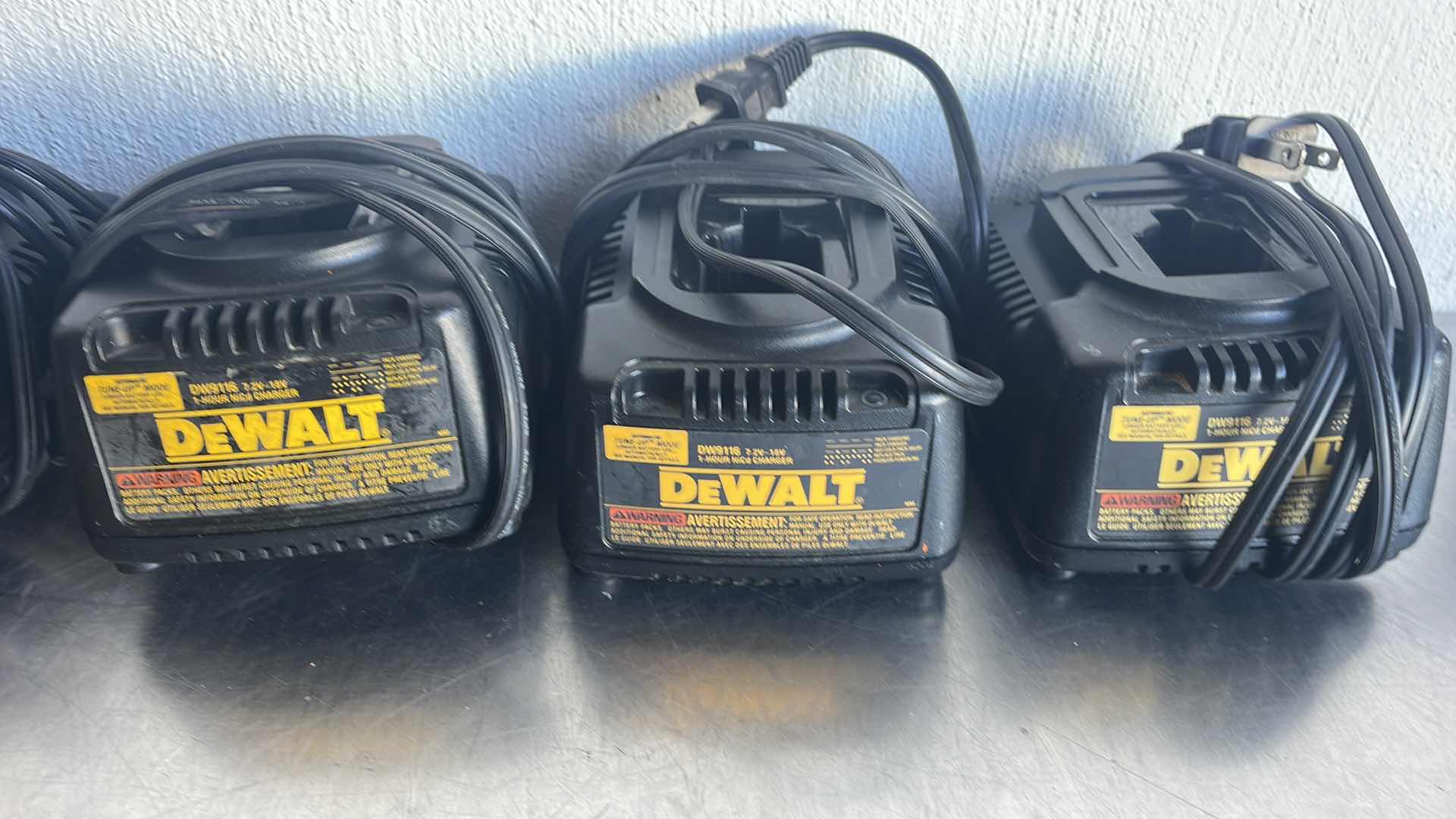 Photo 3 of DEWALT DW9116 1HOUR CHARGER 7.2V-18v (5)