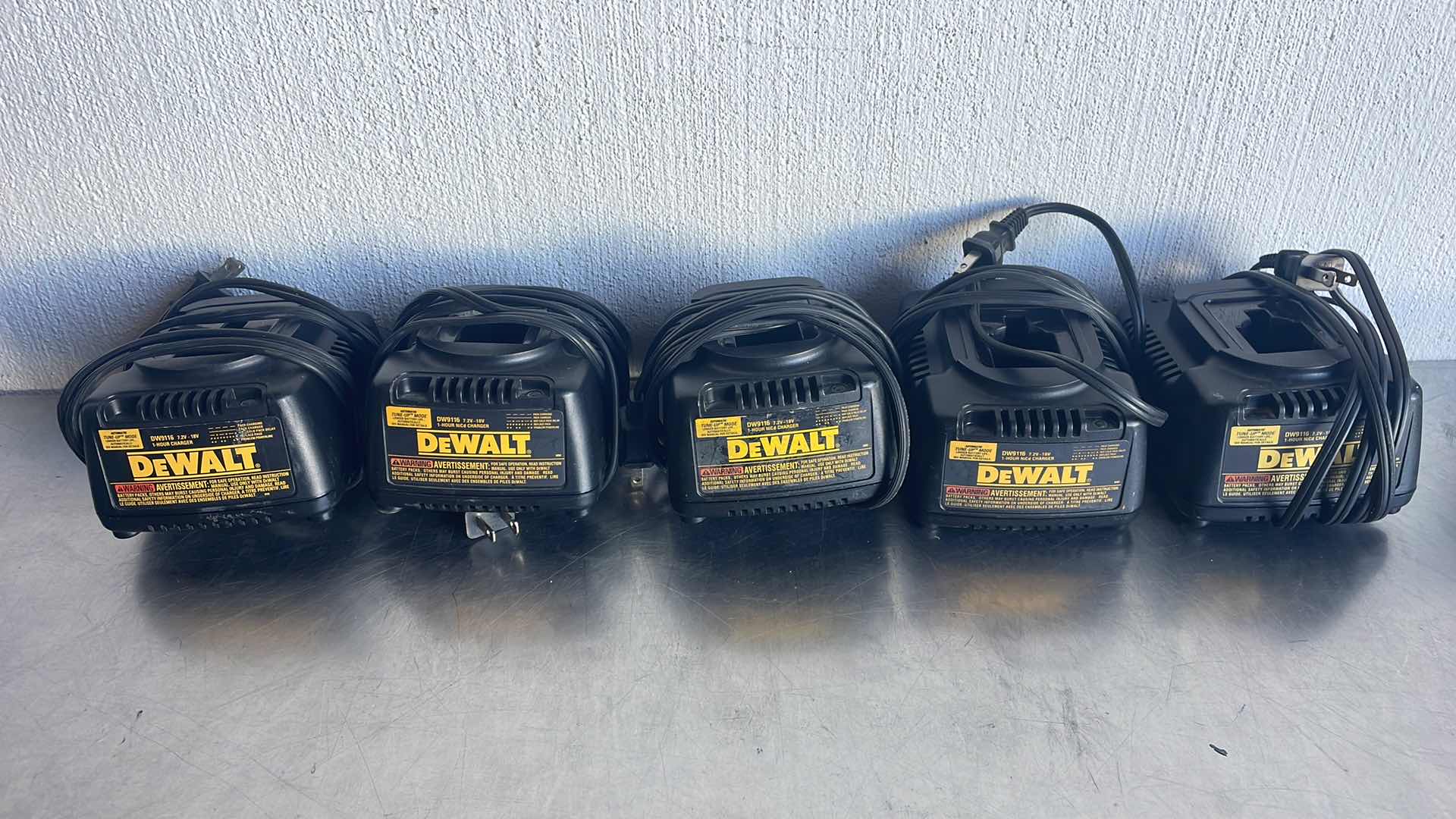 Photo 1 of DEWALT DW9116 1HOUR CHARGER 7.2V-18v (5)