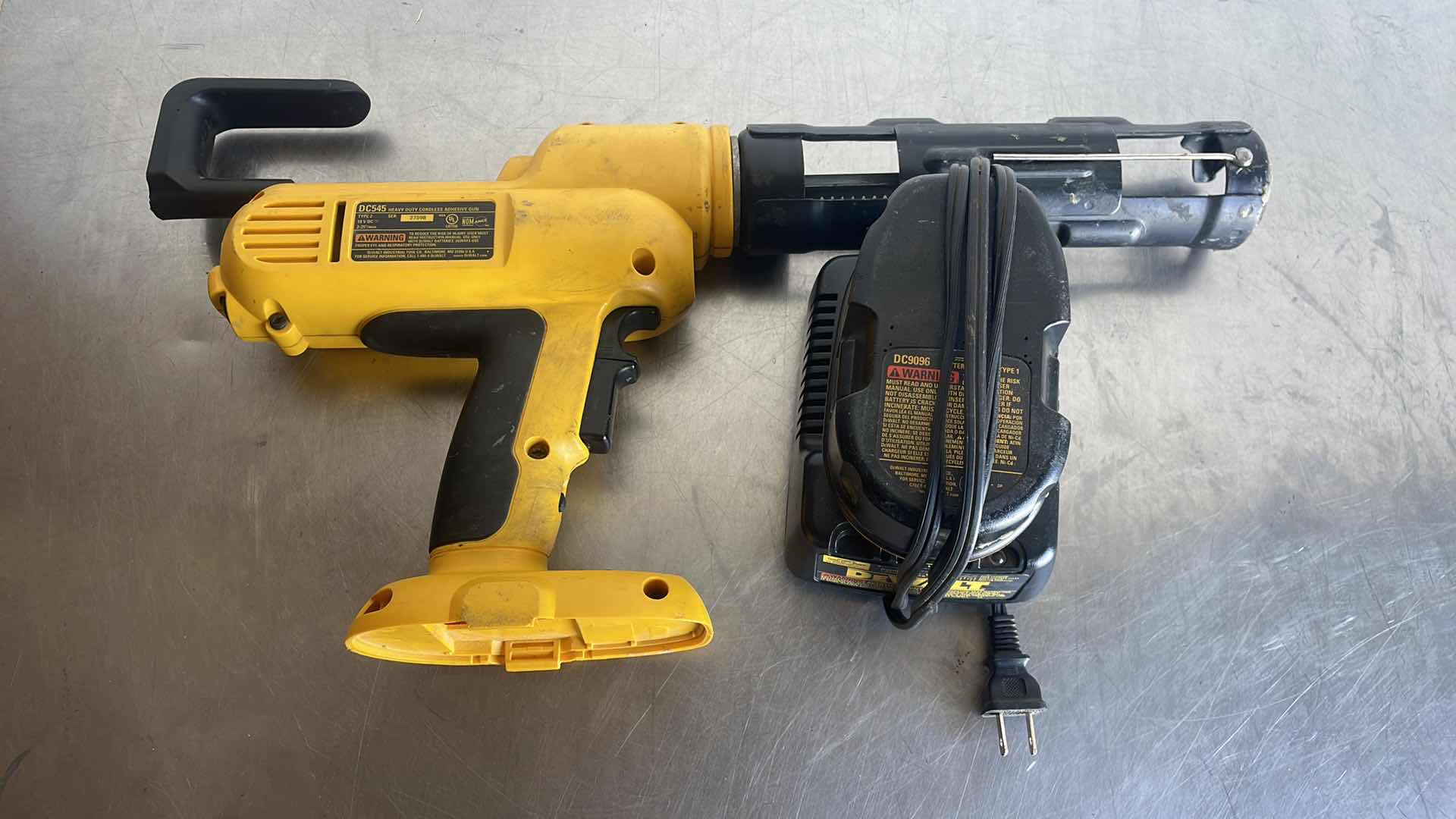 Photo 2 of DEWALT 18v HEAVY DUTY CORDLESS ADHESIVE GUN DC545 WITH BATTERY DC9096 & CHARGER DW9116