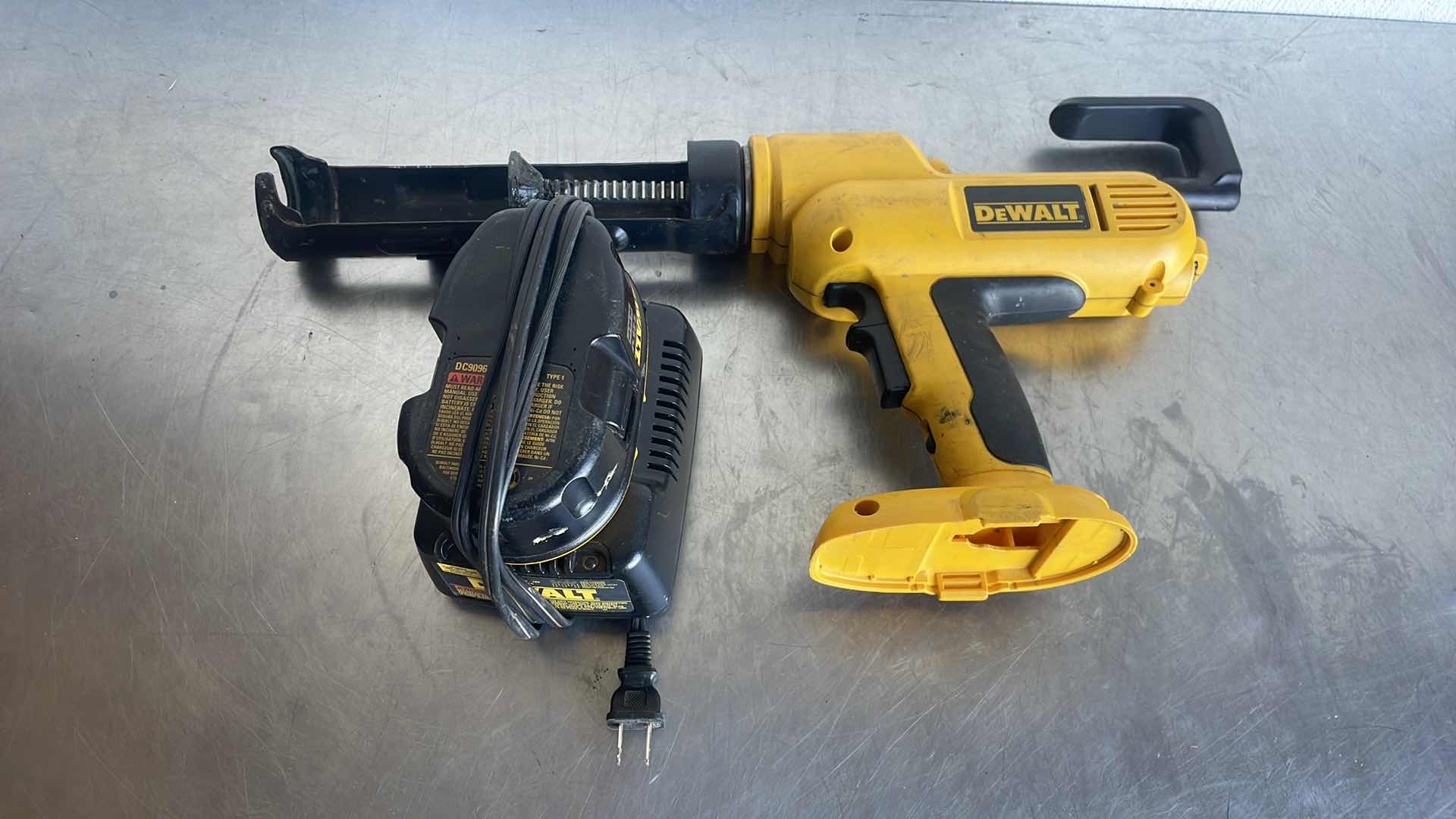 Photo 1 of DEWALT 18v HEAVY DUTY CORDLESS ADHESIVE GUN DC545 WITH BATTERY DC9096 & CHARGER DW9116