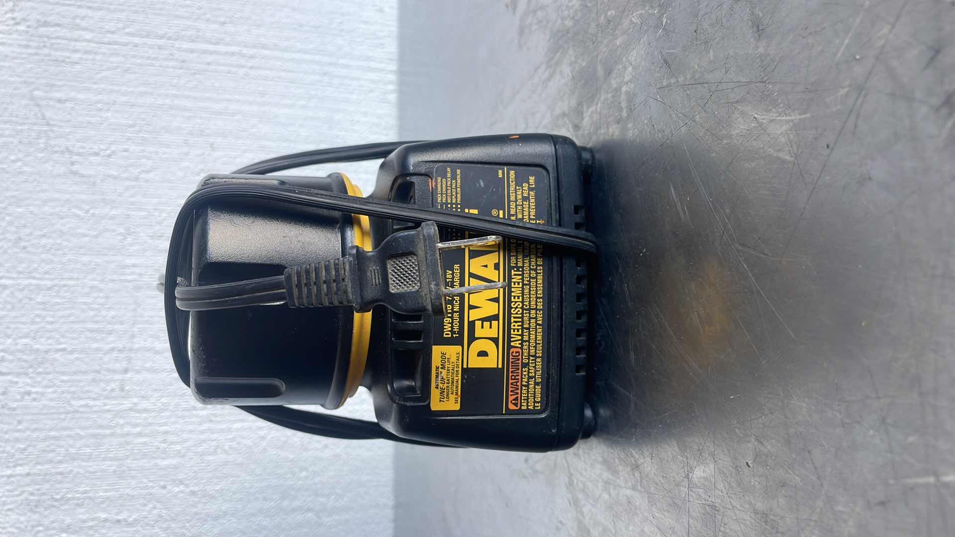 Photo 1 of DEWALT 1 HOUR CHARGER DW9116 WITH DC9096 18v BATTERY