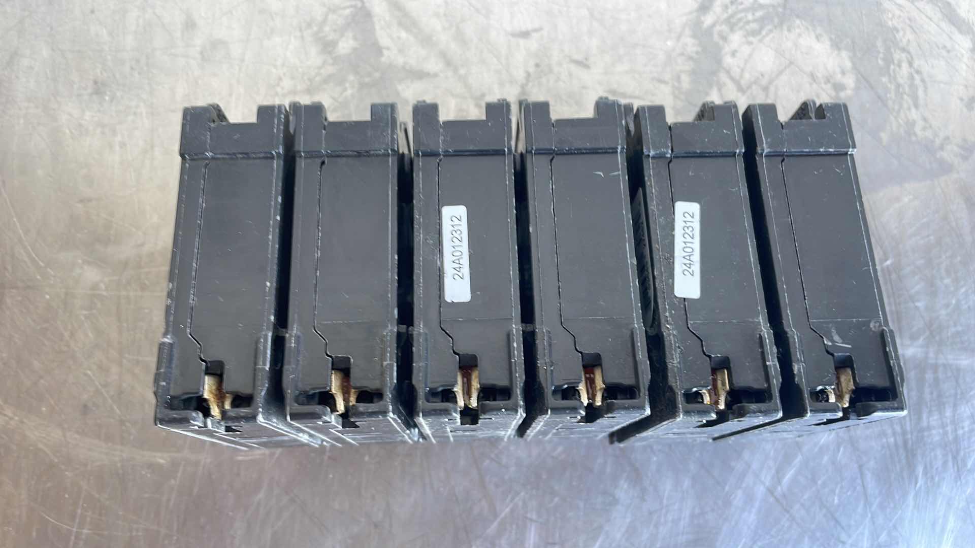 Photo 4 of SIEMENS Q220HID CIRCUIT BREAKER, 20 AMP, DOUBLE POLE, FOR HID LIGHTING (3)