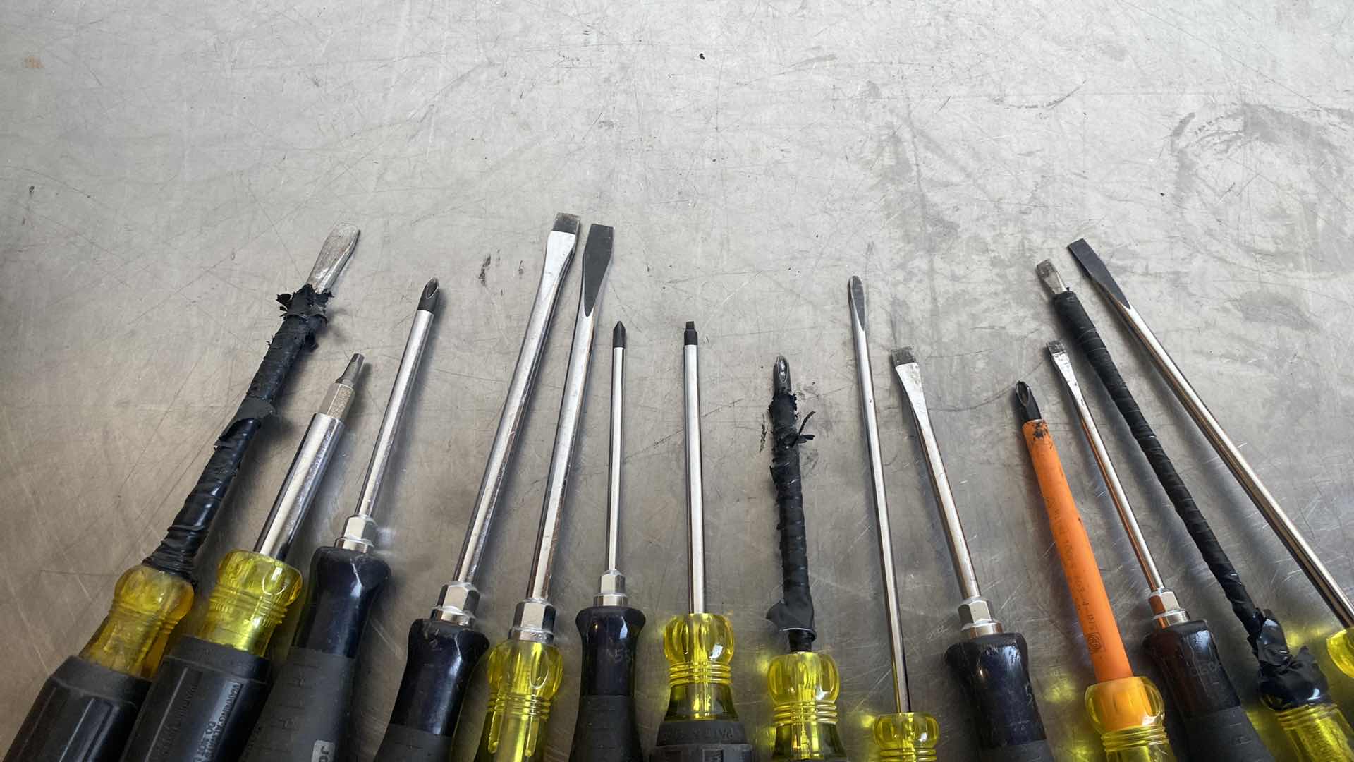 Photo 3 of KLEIN TOOLS SCREW DRIVERS (14)