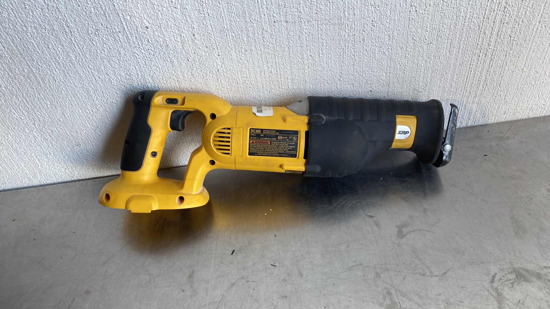 Photo 2 of 18V DEWALT VARIABLE SPEED RECIPROCATING SAW DC385
MISSING BATTERY 
TESTED WORKING