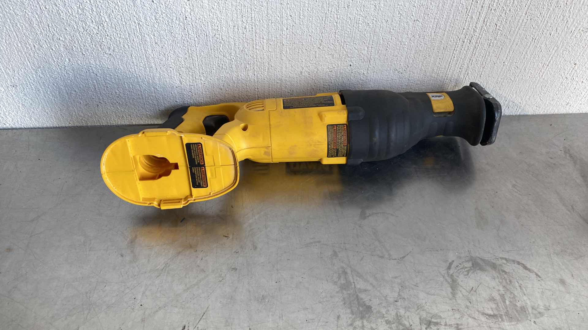 Photo 4 of 18V DEWALT VARIABLE SPEED RECIPROCATING SAW DC385
MISSING BATTERY 
TESTED WORKING