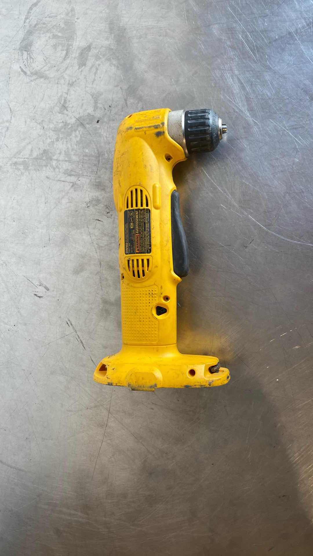 Photo 2 of 18V DEWALT 3/8”(10mm) VSR CORDLESS RIGHT ANGLE DRILL/DRIVER
MISSING BATTERY 
TESTED WORKING