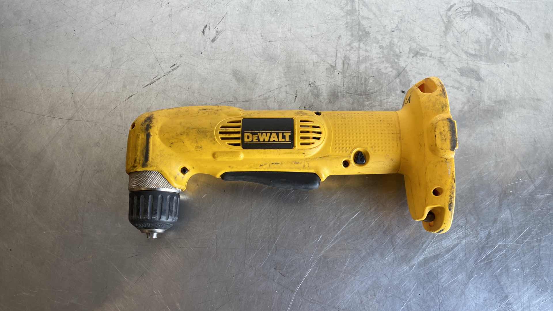 Photo 1 of 18V DEWALT 3/8”(10mm) VSR CORDLESS RIGHT ANGLE DRILL/DRIVER
MISSING BATTERY 
TESTED WORKING