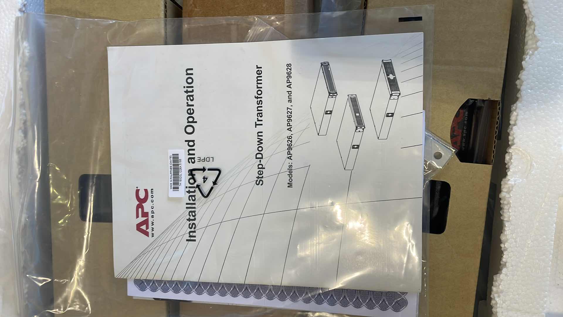 Photo 2 of APC AP9626 APC STEP-DOWN TRANSFORMER RM 2U 208V IN 120V OUT W/5-20 RECEPTACLES SN:751932L00104