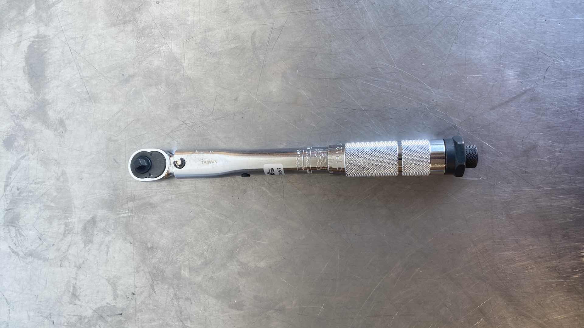 Photo 2 of TITAN 1/4" DRIVE ADJUSTABLE RATCHET HEAD MICROMETER TORQUE WRENCH 20-
240 IN LBS