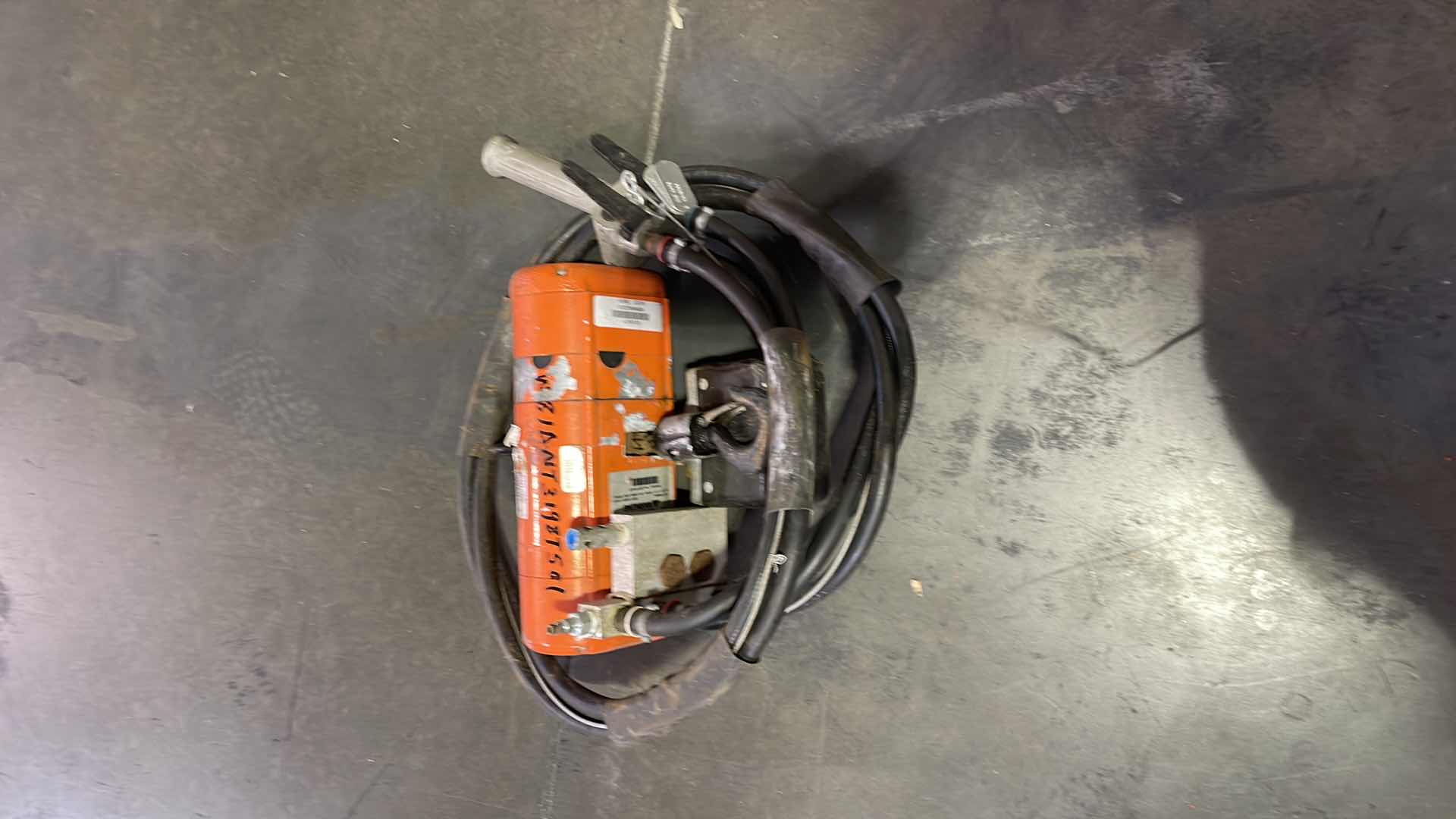 Photo 5 of CM SHOPAIR CHAIN HOIST 300LBS MAX