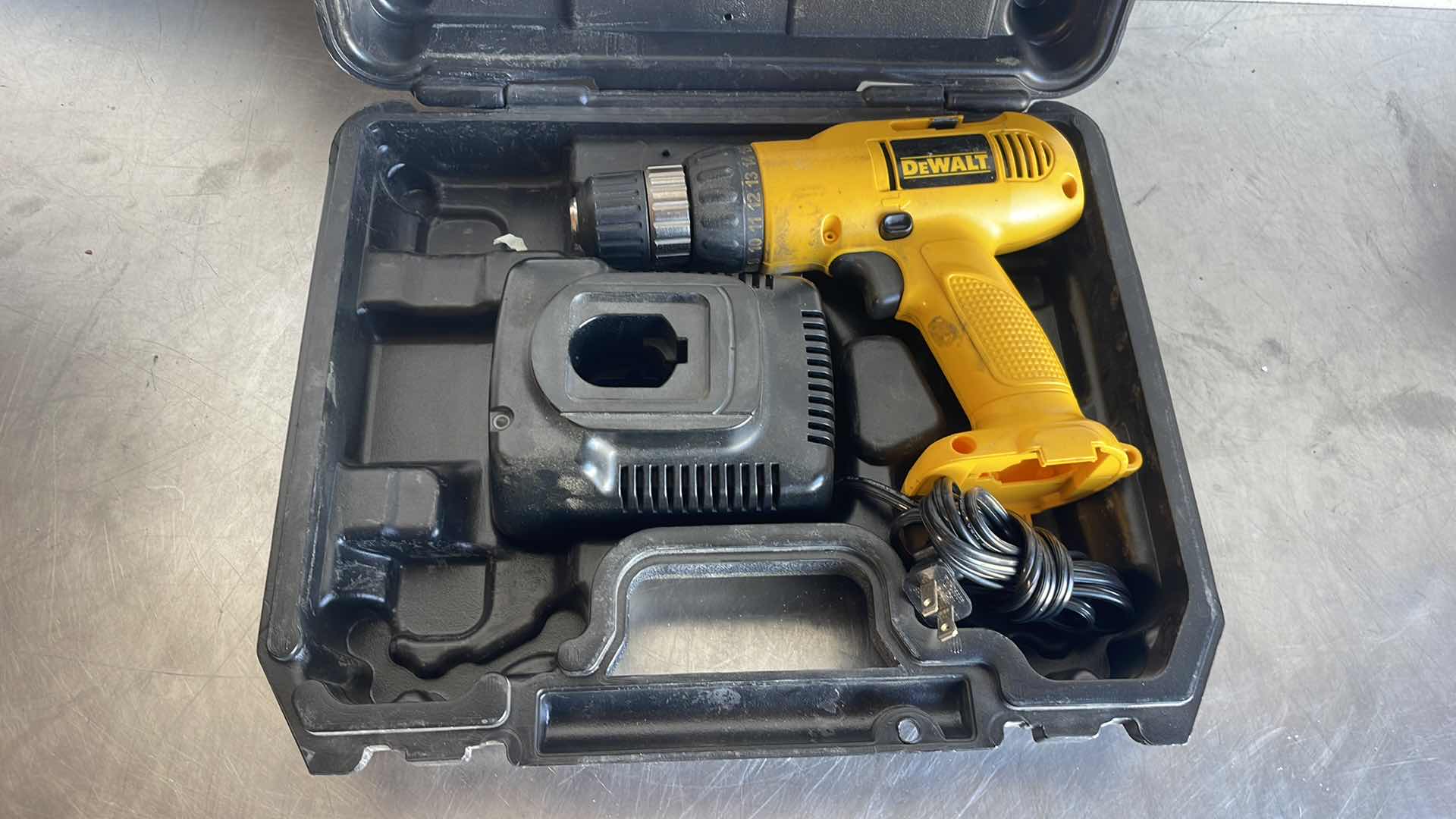 Photo 2 of DEWALT 12v ADJUSTABLE CLUTCH CORDLESS 3/8”VSR DRILL WITH CASE AND CHARGER NO BATTERY UNABLE TO TEST