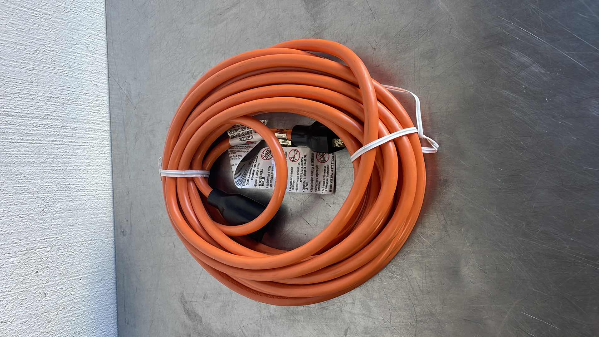 Photo 1 of EXTENSION CORD 25FT 15A OUTDOOR USE HEAVY DUTY