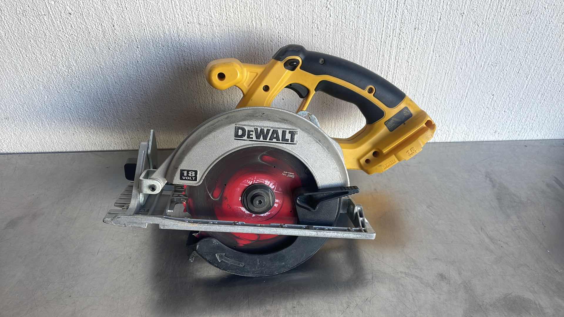 Photo 1 of DEWALT 18v 6-1/2” CORDLESS CIRCULAR SAW DC390