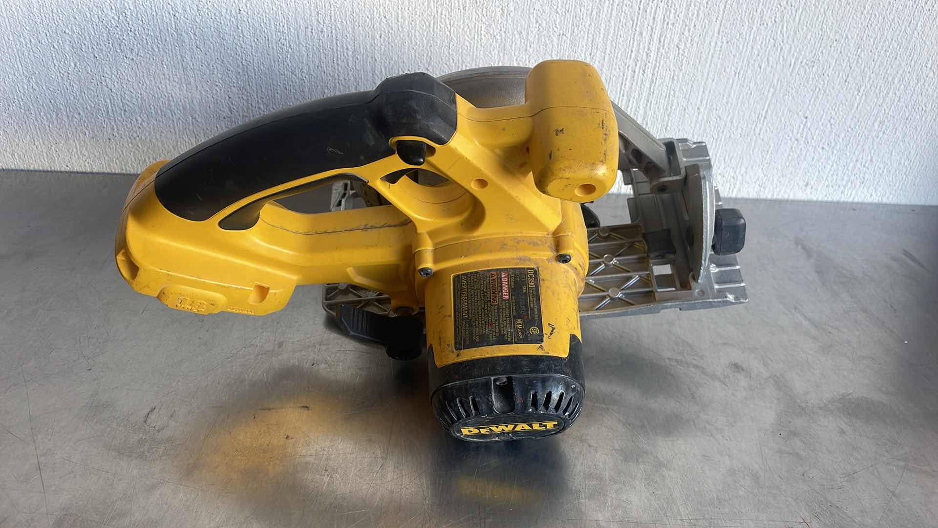 Photo 4 of DEWALT 18v 6-1/2” CORDLESS CIRCULAR SAW DC390