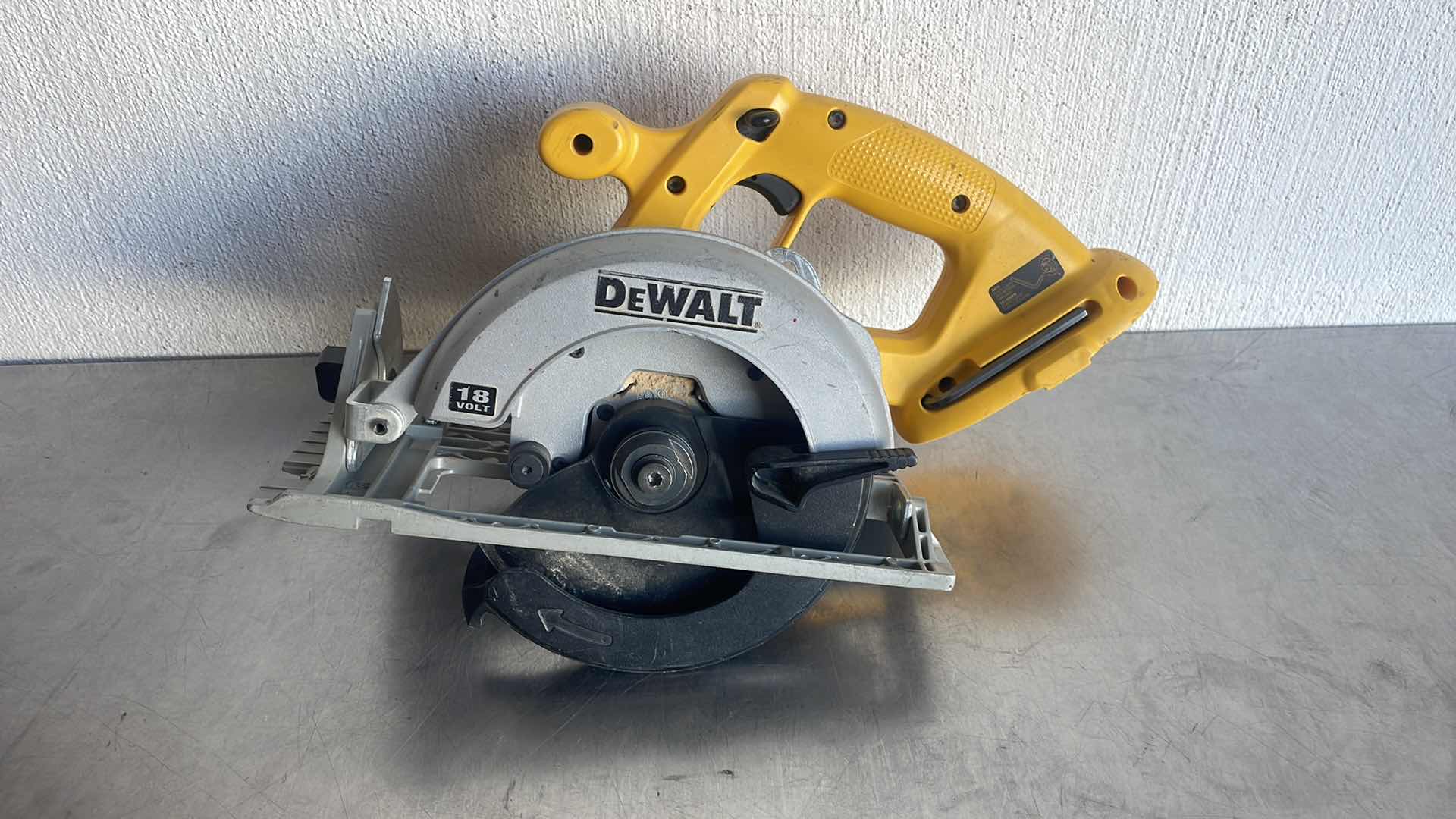 Photo 1 of DEWALT 18v 6-1/2” CORDLESS CIRCULAR SAW DC390