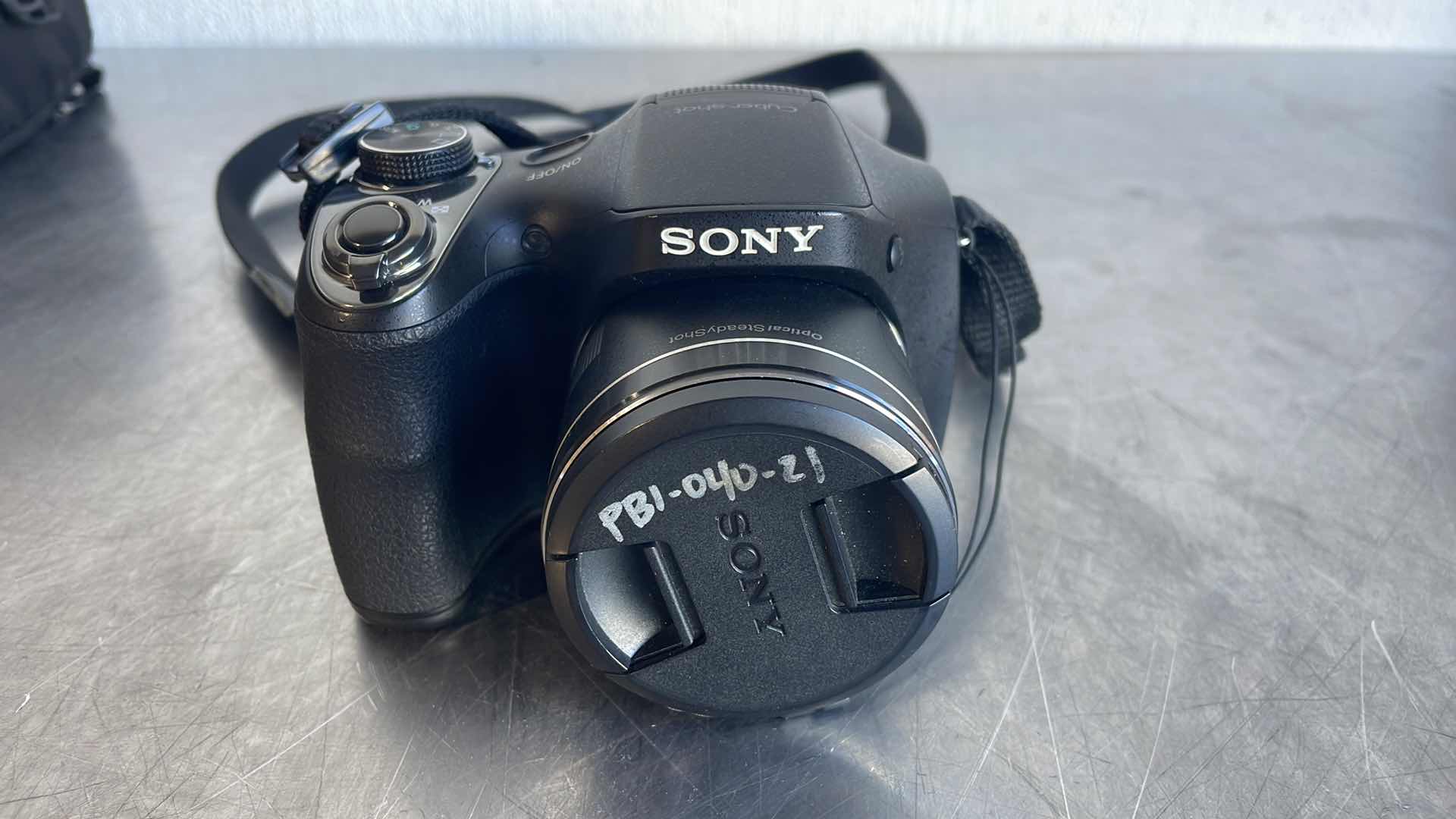 Photo 1 of SONY CYBER-SHOT DSC-H300 20.1 MEGAPIXELS UNABLE TO TEST NEEDS BATTERIES WITH CASE