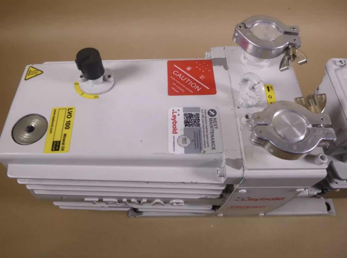 Photo 3 of LEYBOLD TRIVAC D30T DUAL STAGE ROTARY VANE VACUUM PUMP