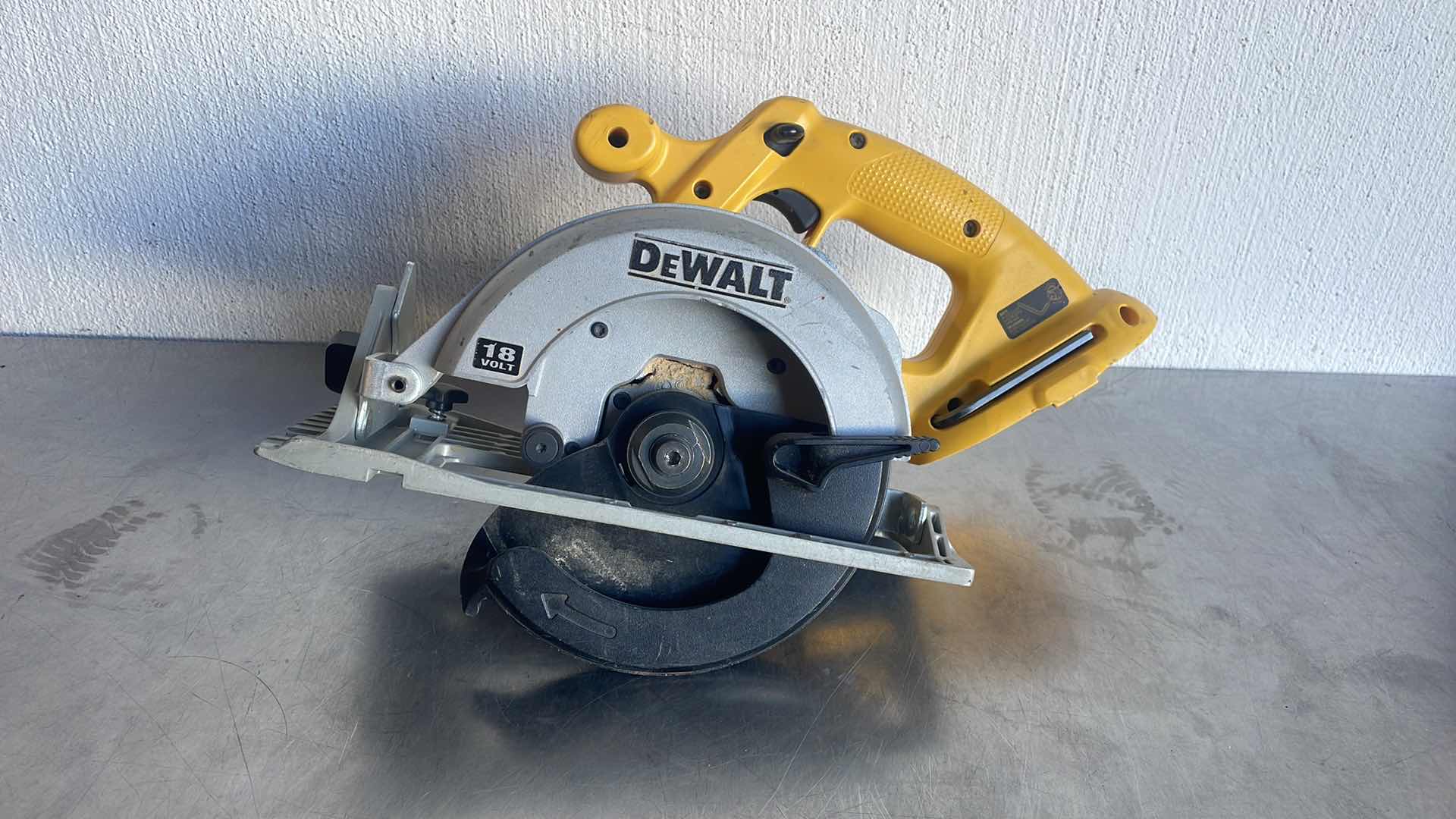 Photo 1 of DEWALT 18v 6-1/2” CORDLESS CIRCULAR SAW DC390