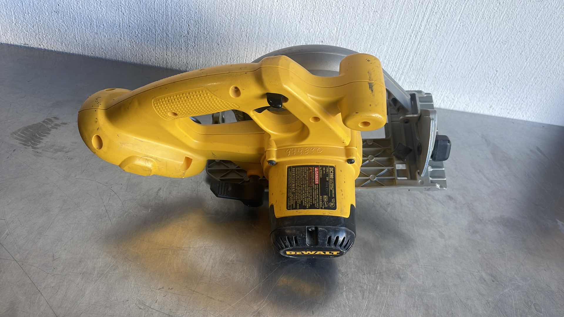 Photo 2 of DEWALT 18v 6-1/2” CORDLESS CIRCULAR SAW DC390