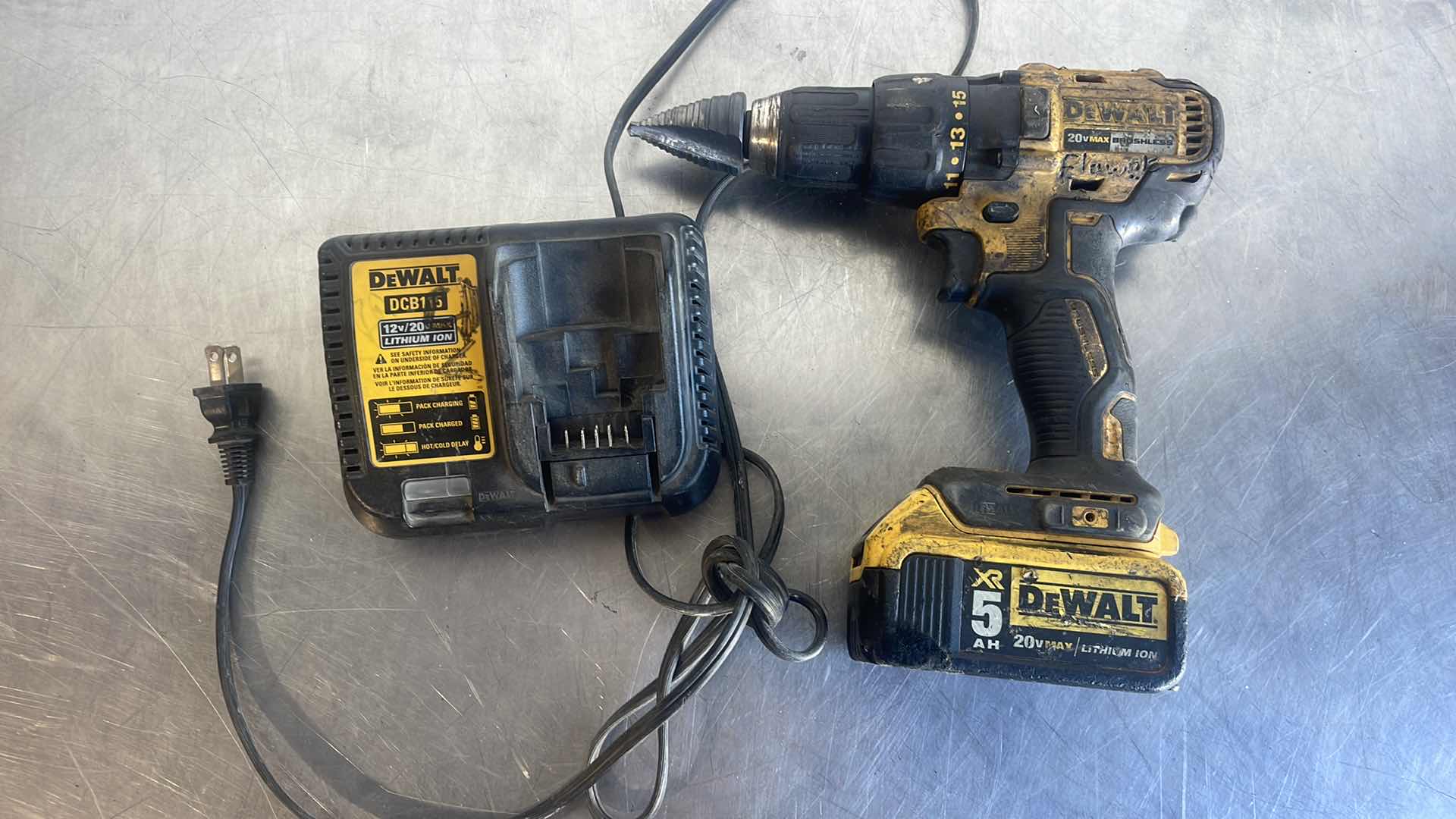 Photo 1 of DEWALT 20V CORDLESS DRILL DRIVER DCD 777 WITH BATTERY AND CHARGER