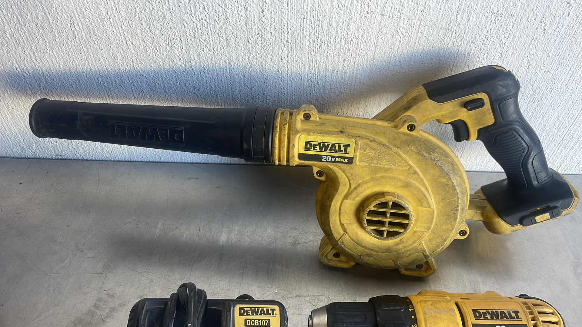 Photo 3 of DEWALT 20v 1/2” CORDLESS DRILL DRIVER CORDLESS BLOWER AND CHARGER