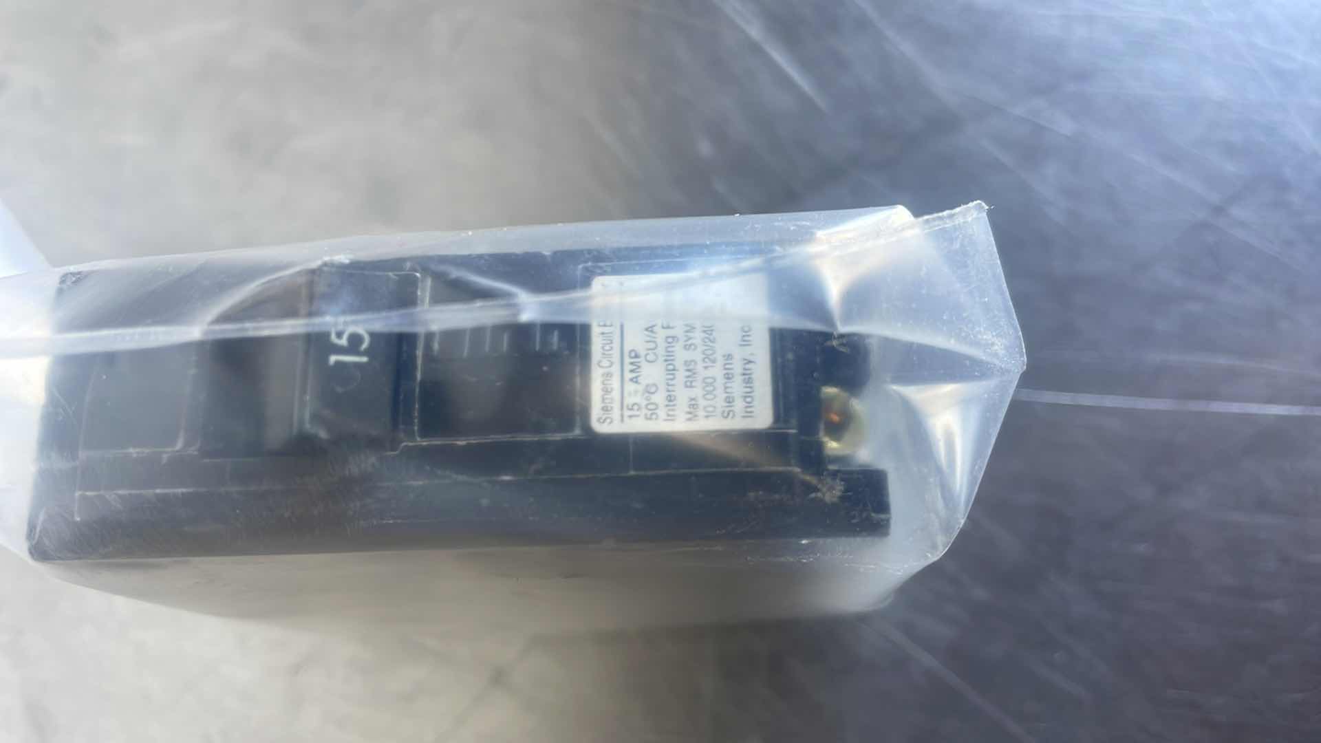 Photo 2 of SIEMENS B115M - CIRCUIT BREAKER 15A 1P
120/240V 10K, MARINE 50C APPLICATION