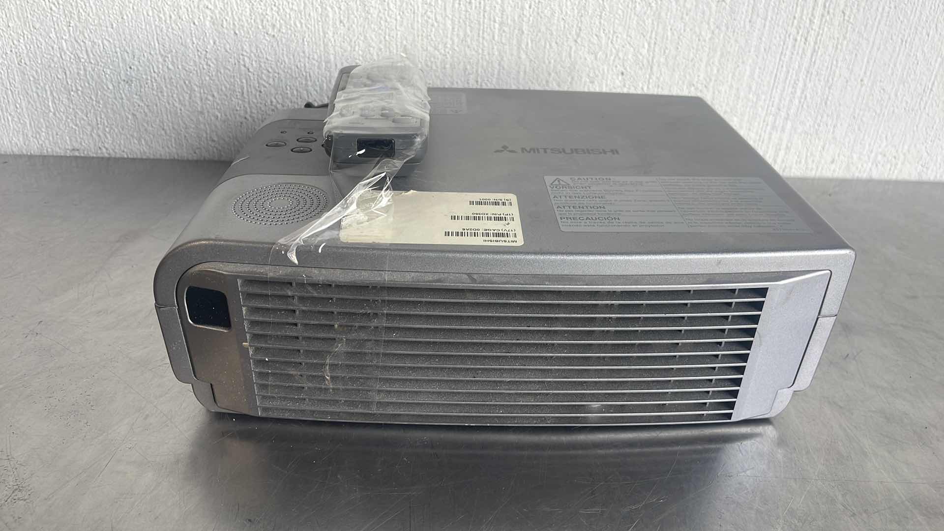 Photo 3 of MITSUBISHI DLP PROJECTOR XD350U