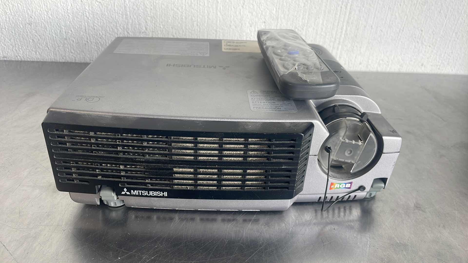 Photo 1 of MITSUBISHI DLP PROJECTOR XD350U