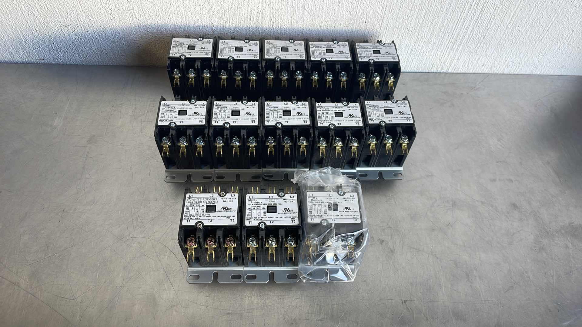 Photo 1 of WHITE RODGERS 90-162 THREE POLE DEFINITE PURPOSE CONTACTOR, 25 A,
208/240 VAC (13PCS)