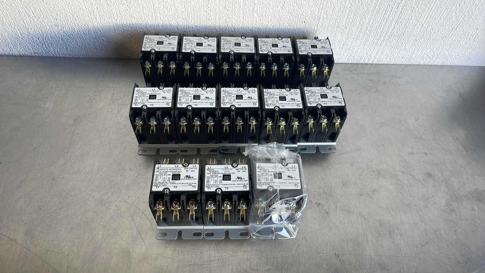 Photo 2 of WHITE RODGERS 90-162 THREE POLE DEFINITE PURPOSE CONTACTOR, 25 A,
208/240 VAC (13PCS)