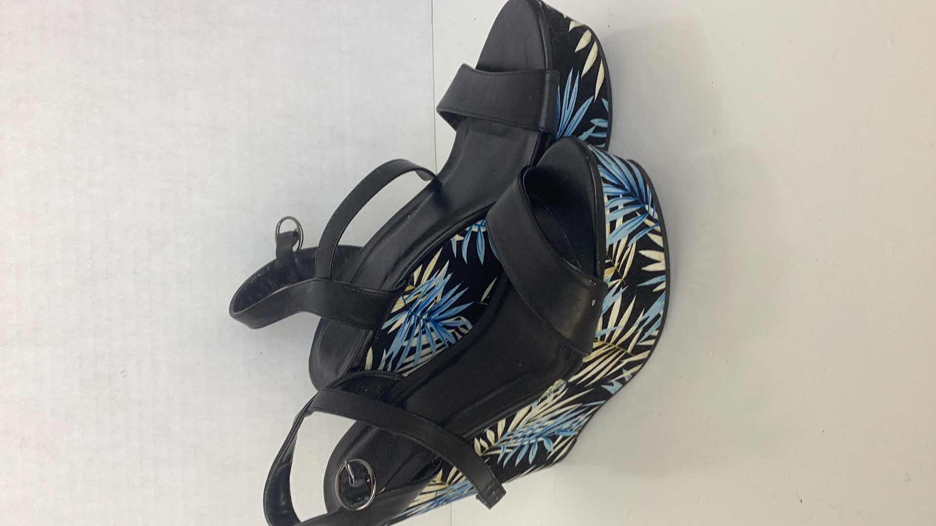 Photo 1 of CHARLOTTE RUSSE TROPICAL WEDGE HEEL SANDAL SIZE 8