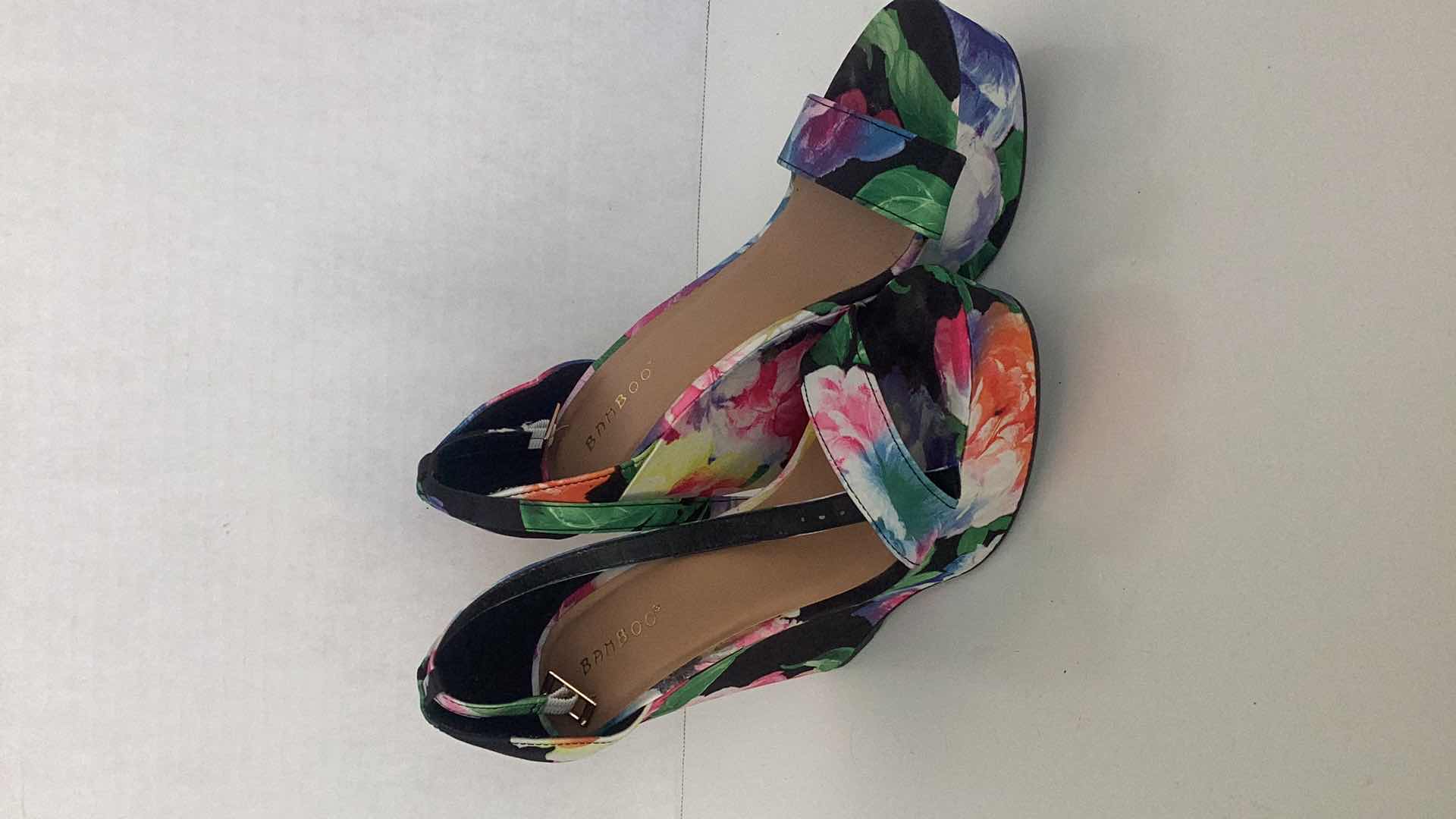 Photo 1 of BAMBOO FLORAL WOMENS WEDGE HEEL SIZE 8