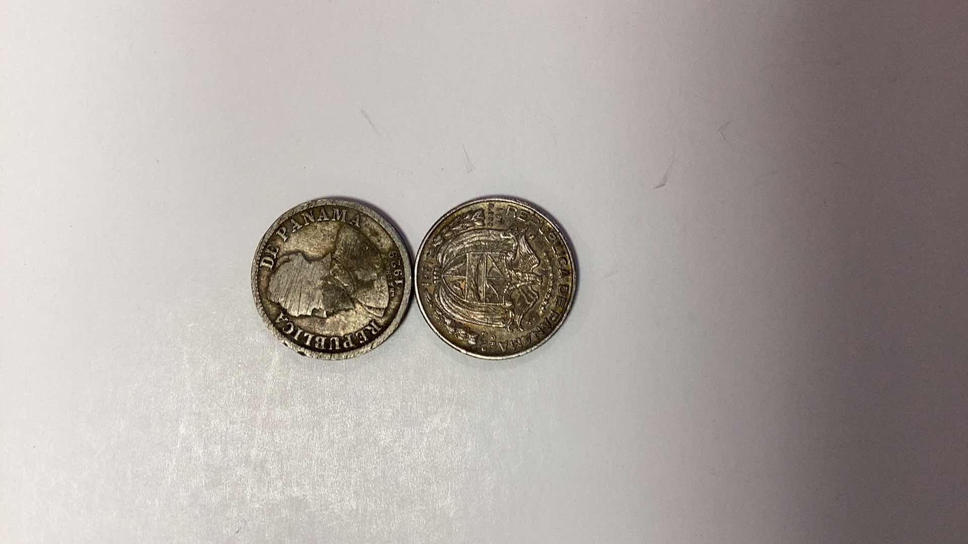 Photo 1 of 1929 PANAMA 2 AND A HALF BALBOA AND 1961 PANAMA UN DECIMO COINS