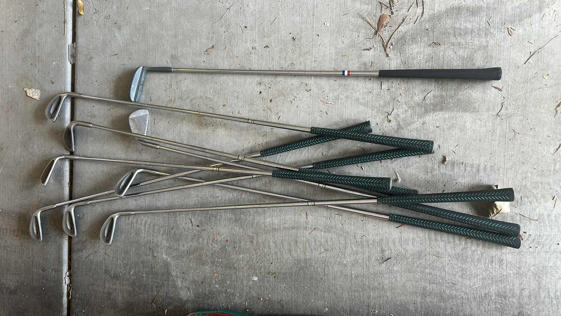 Photo 2 of SET OF GOLF CLUBS