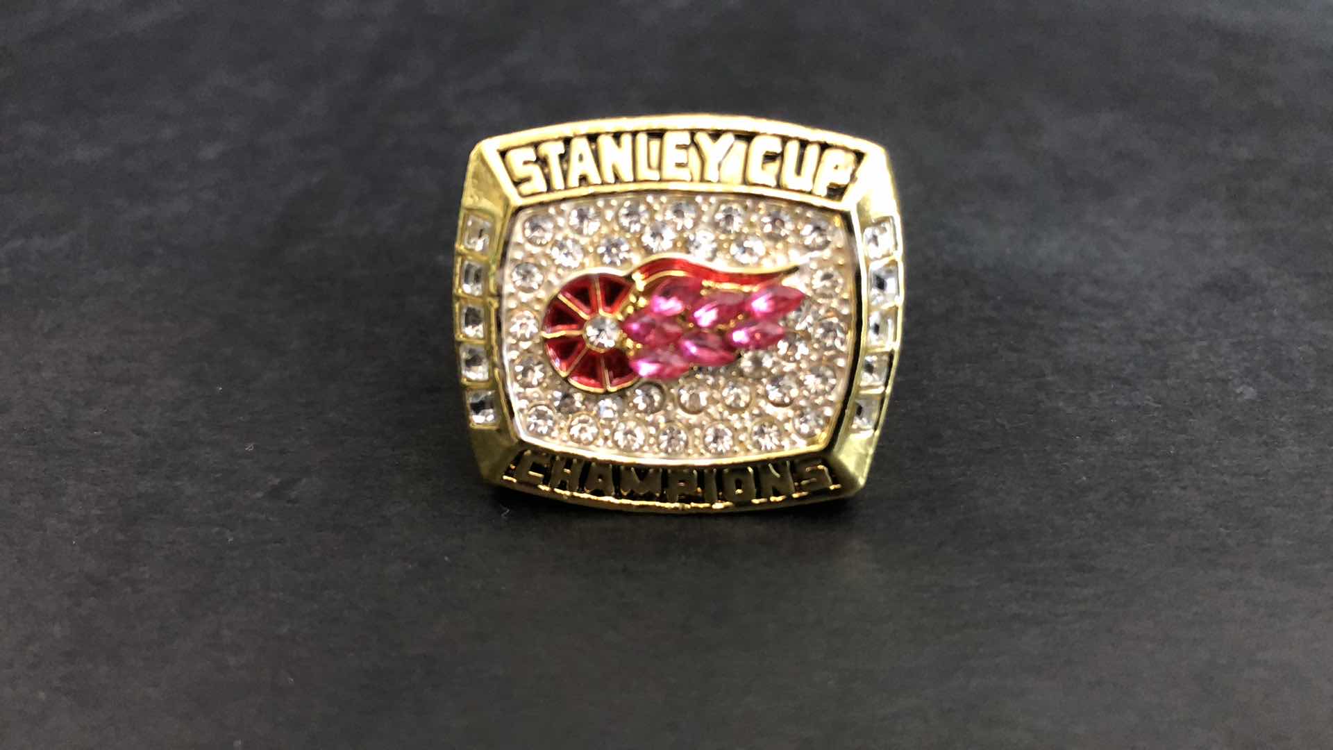 Photo 1 of NHL HOCKEY STANLEY CUP DETROIT RED WINGS #19 STEVE YZERMAN