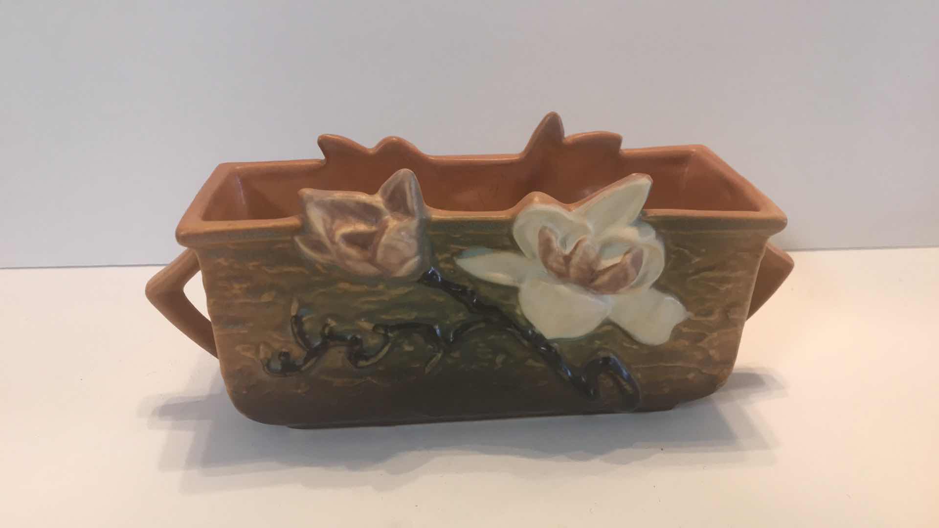 Photo 2 of ROSEVILLE ART POTTERY 1943 MAGNOLIA 2 HANDLED WINDOW PLANTER