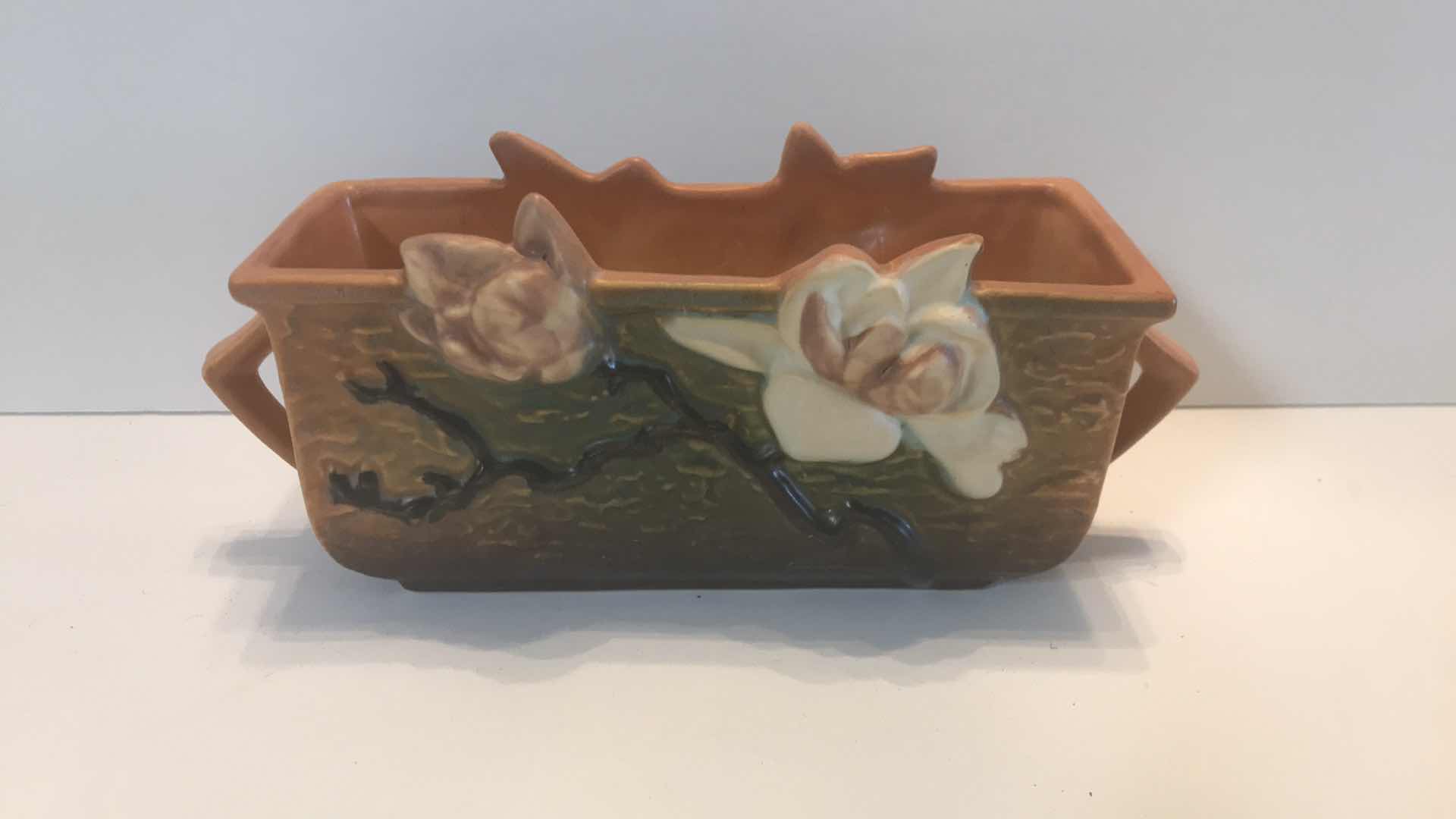 Photo 5 of ROSEVILLE ART POTTERY 1943 MAGNOLIA 2 HANDLED WINDOW PLANTER