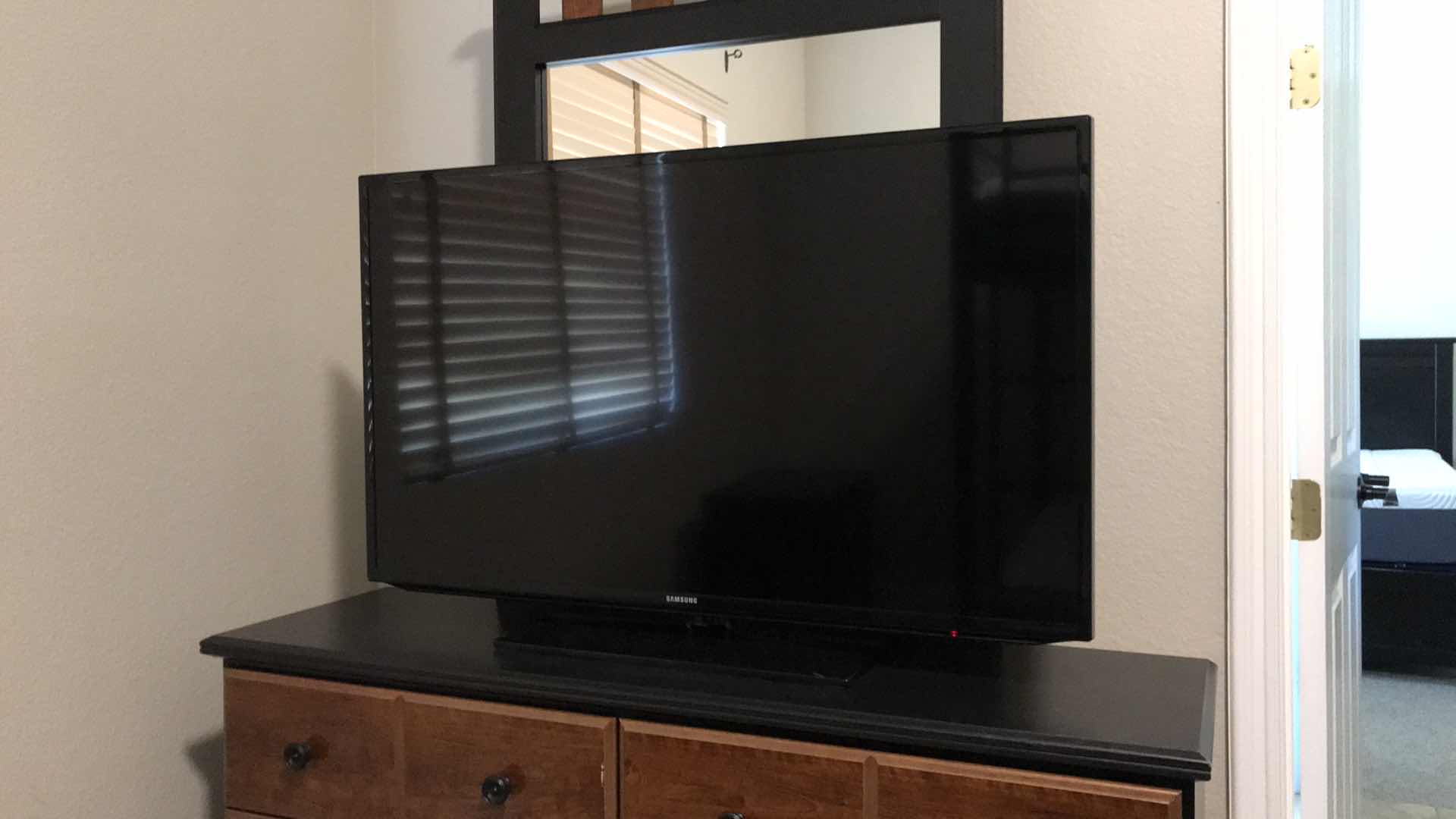 Photo 4 of SAMSUNG 46" CLASS HDTV (1080P) LED-LCD TV