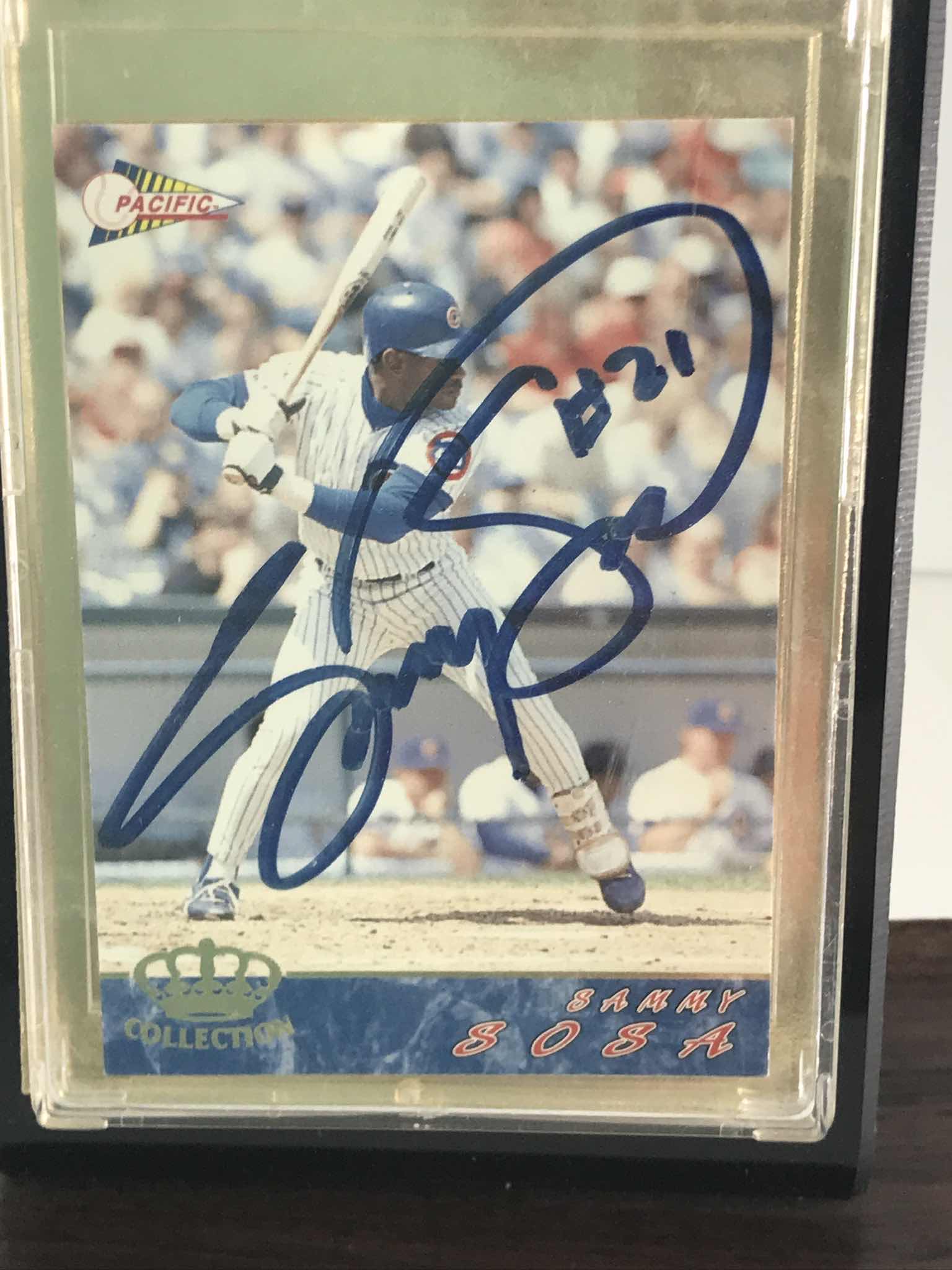 Photo 2 of SAMMY SOSA PACIFIC BASEBALL CARD SIGNED  IN DISPLAY CASE