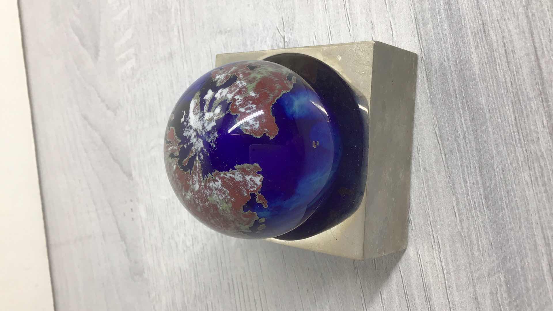 Photo 1 of LUNDBERG STUDIOS 1996 GLASS GLOBE PAPERWEIGHT W STAND 2.5” X 2.5” 081075