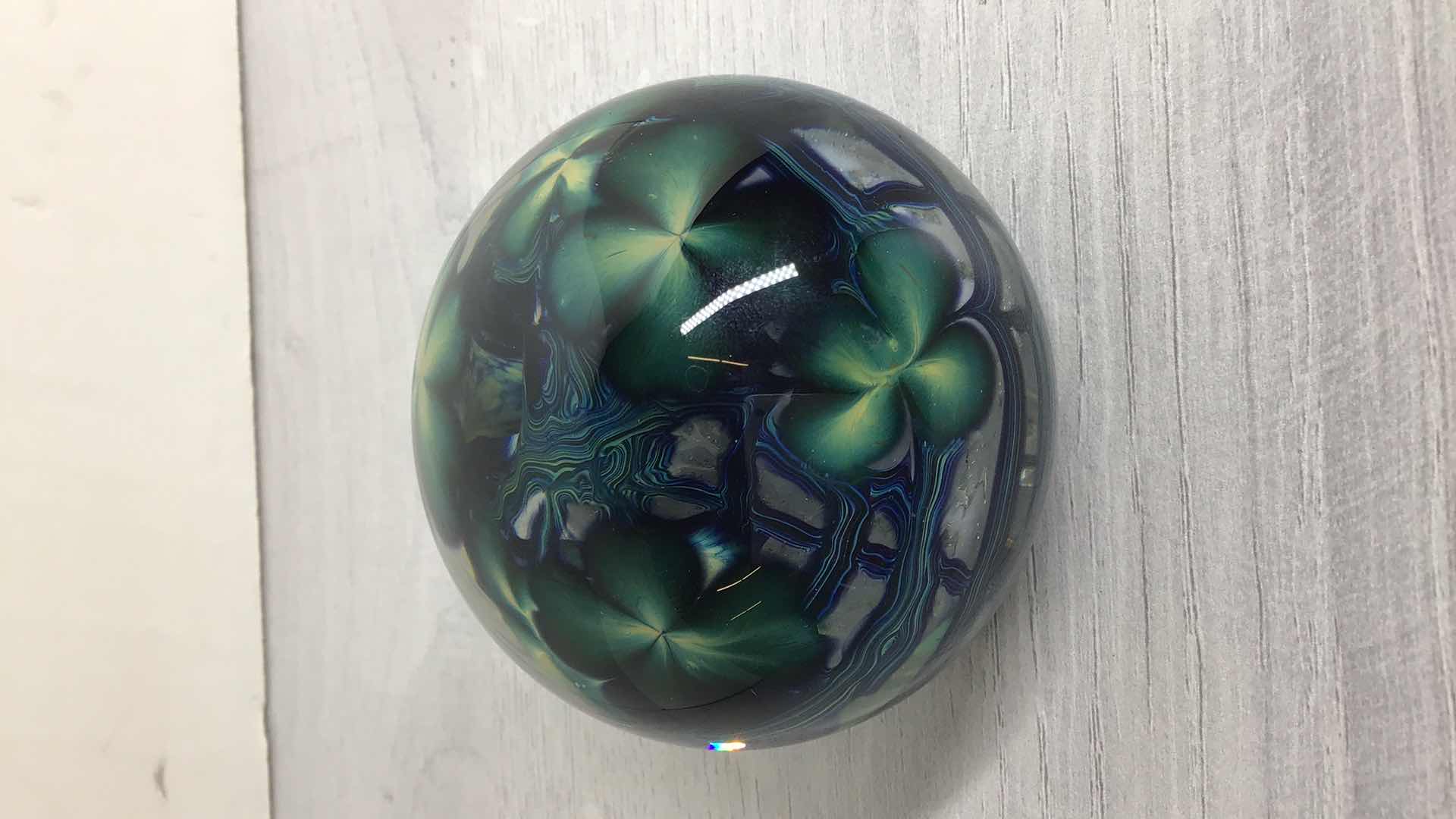 Photo 2 of 4 LEAF CLOVER BLOWN GLASS SPHERE ART SIGNED BY RYAN WOODS 2003 3” X 2.5”