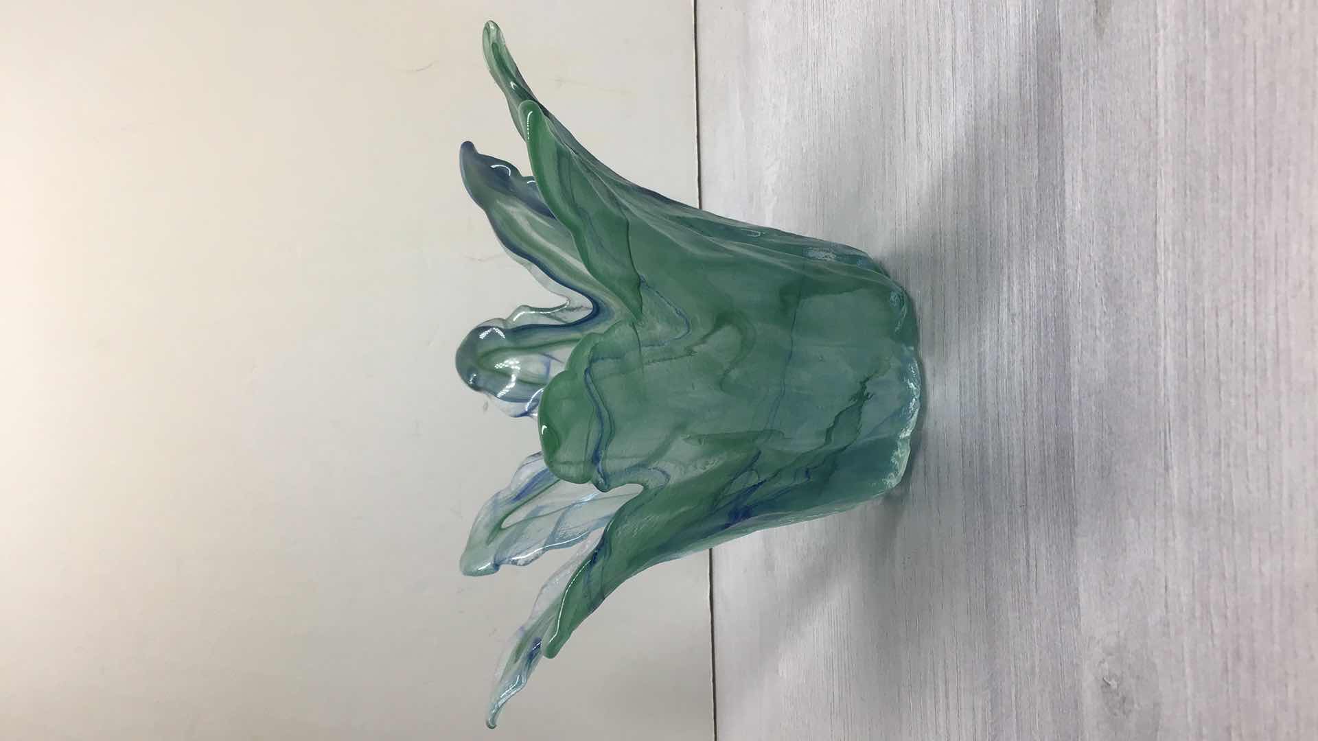 Photo 1 of VIETRI ONDA GLASS GREEN LEAF CENTERPIECE 7” X H4.5”