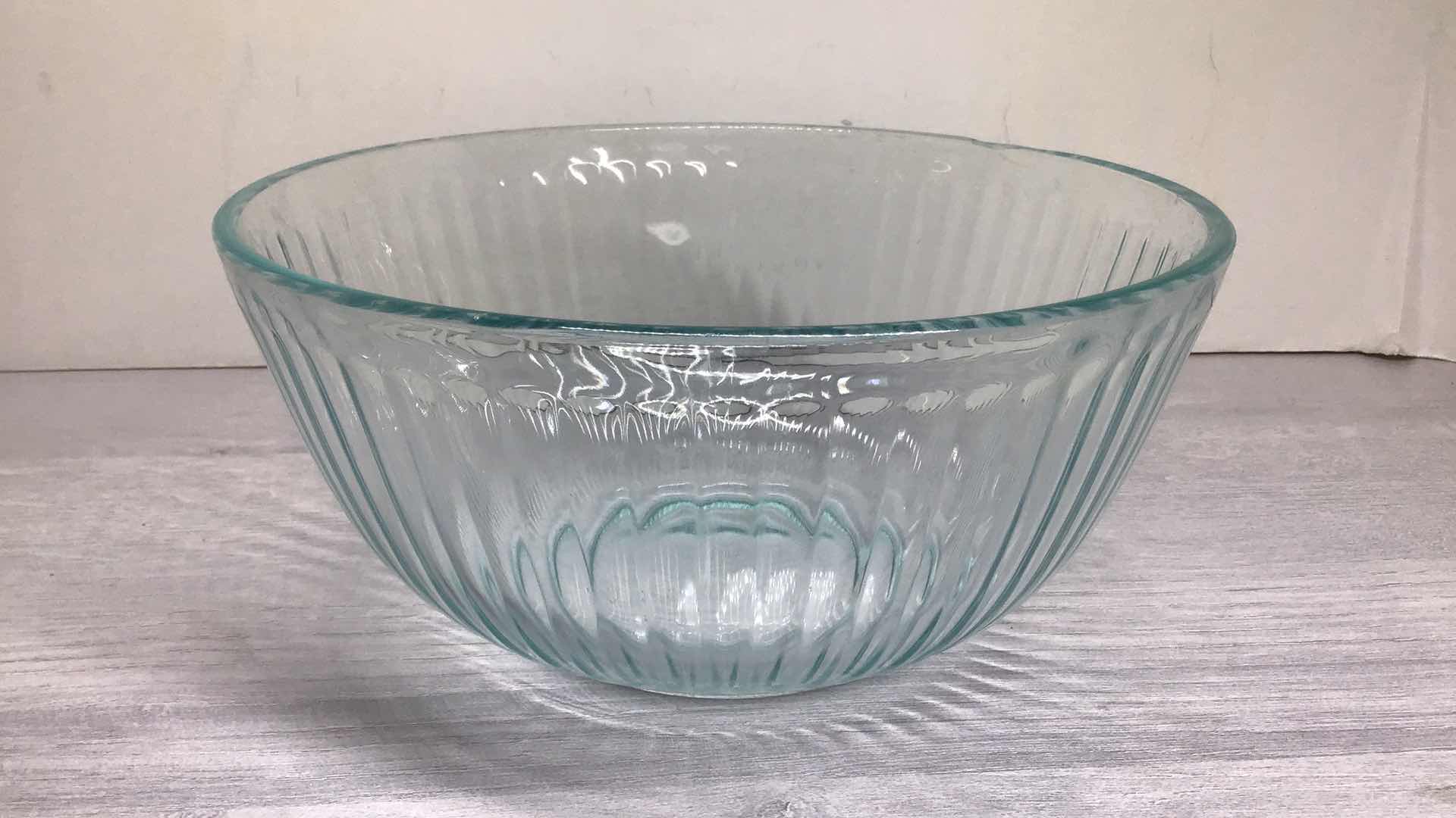 Photo 1 of PYREX 2.5L STORAGE/SERVING BOWL 7403-S