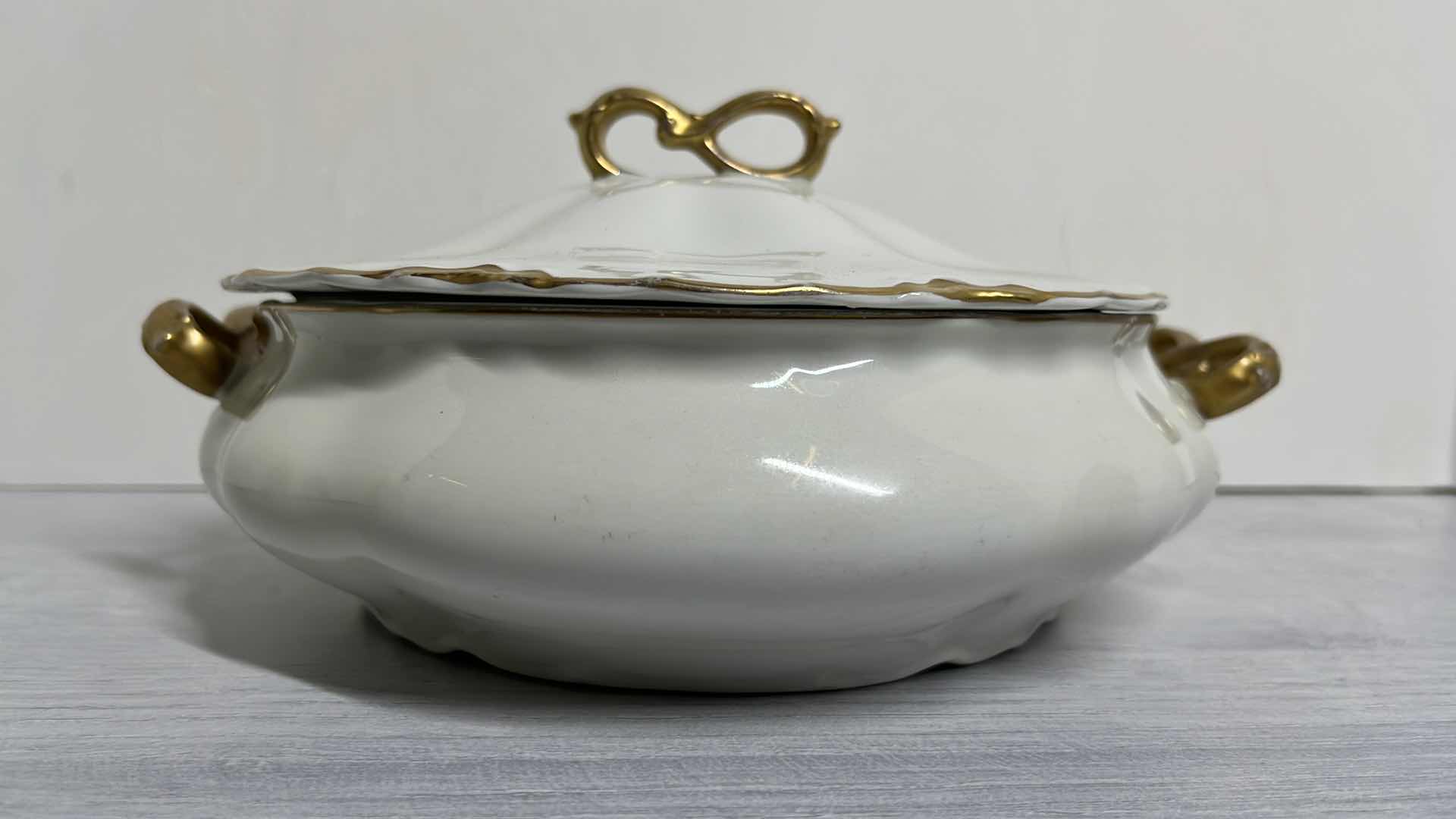 Photo 2 of VINTAGE JOHNSON BROS ENGLAND CHANTILLY GOLD EDGED COVERED SERVING DISH 9” X 9” H4.75”