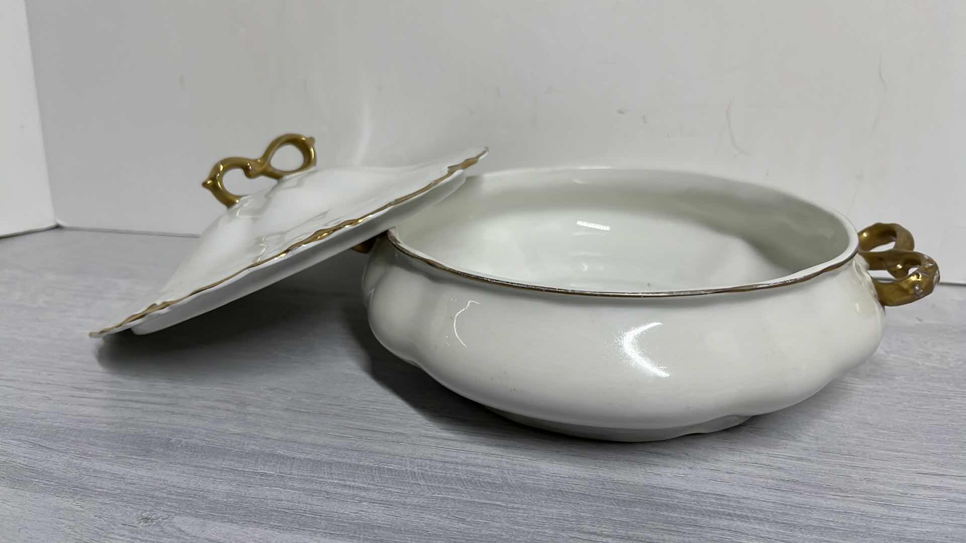 Photo 3 of VINTAGE JOHNSON BROS ENGLAND CHANTILLY GOLD EDGED COVERED SERVING DISH 9” X 9” H4.75”