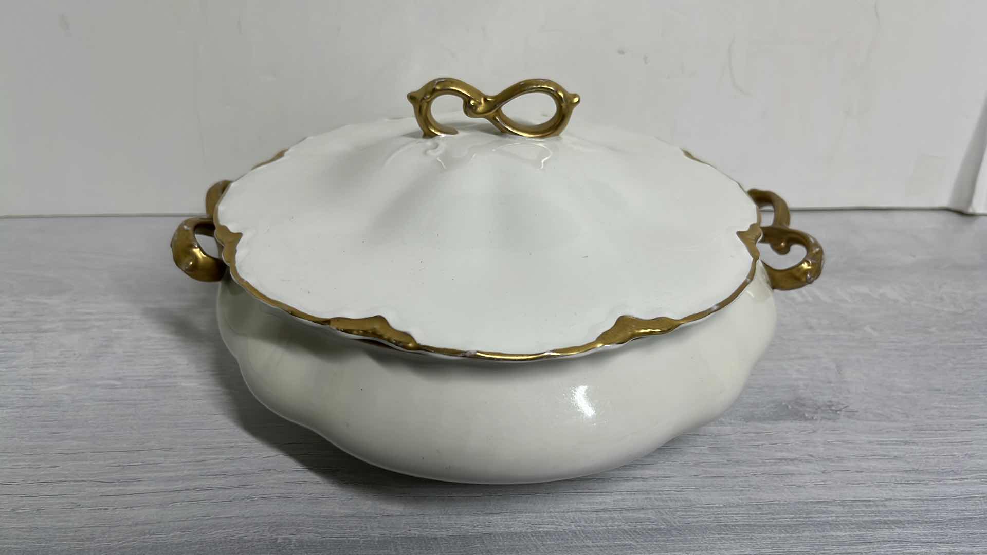 Photo 1 of VINTAGE JOHNSON BROS ENGLAND CHANTILLY GOLD EDGED COVERED SERVING DISH 9” X 9” H4.75”