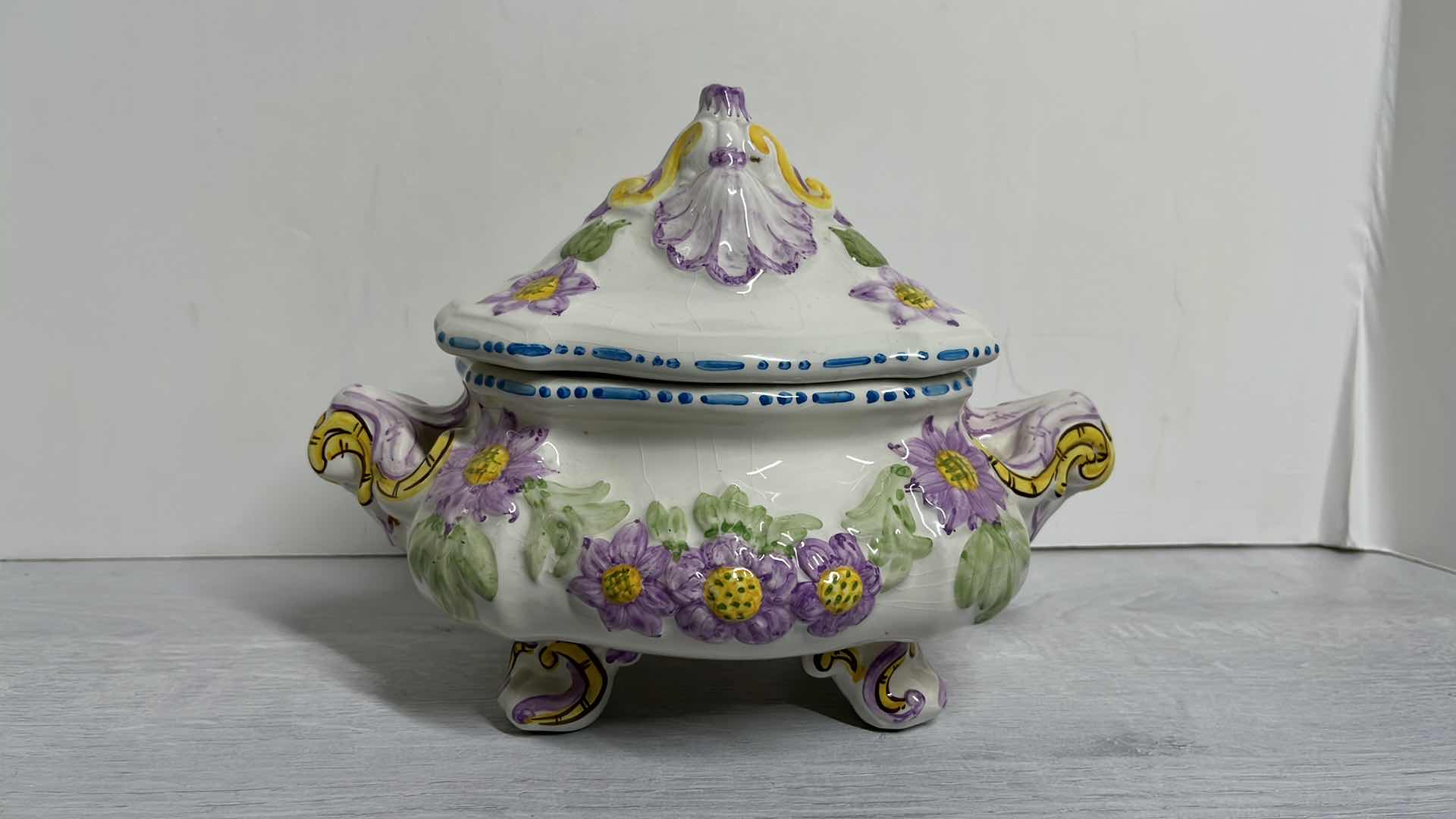 Photo 1 of BORDALLO PINHEIRO HANDPAINTED OVAL TUREEN MADE IN PORTUGAL 7” X 10.5” H7.5”