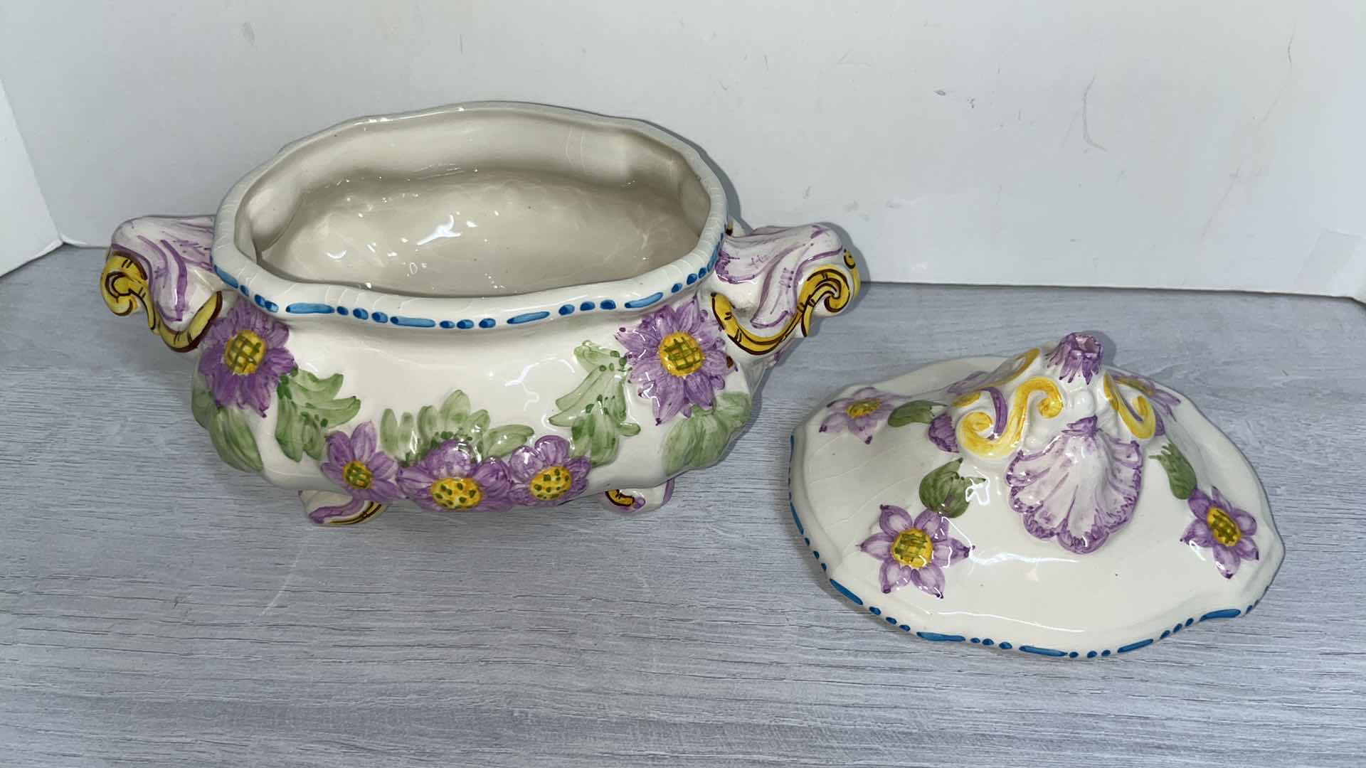 Photo 4 of BORDALLO PINHEIRO HANDPAINTED OVAL TUREEN MADE IN PORTUGAL 7” X 10.5” H7.5”